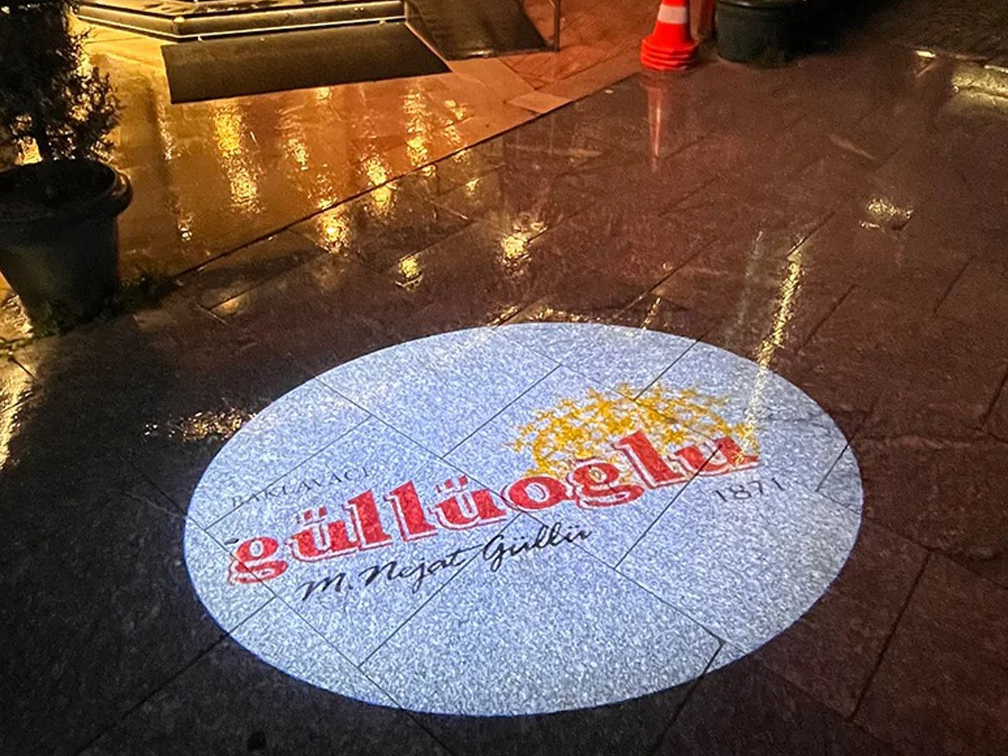 Geceyi Markanıza Boyayın: Sektörler Arası Logo Projektör Dönüşümü