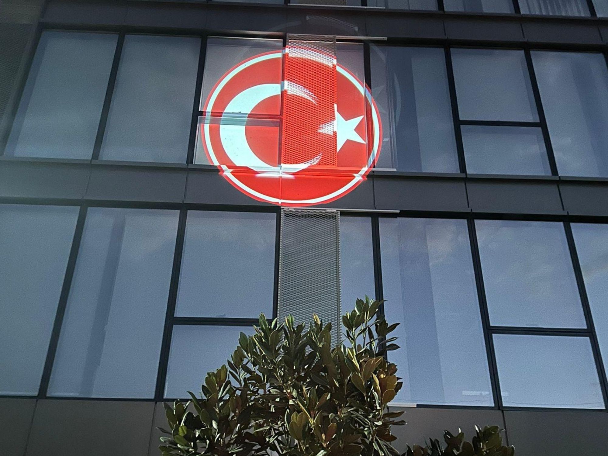 Logo Projektörler ile Resmi Günlerde Markanızı Işıltılı Şekilde Yansıtın