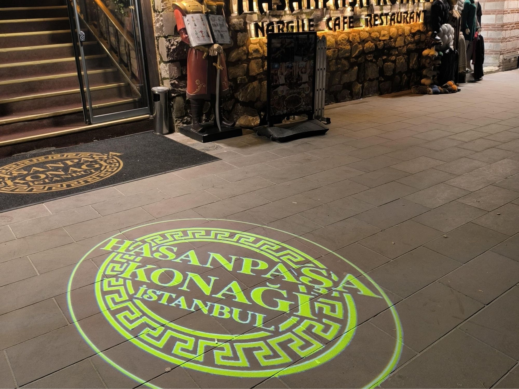 Nargile Cafe’lerde Etkili Reklam: Logo Lens ile Projektör Kullanımının Gücü