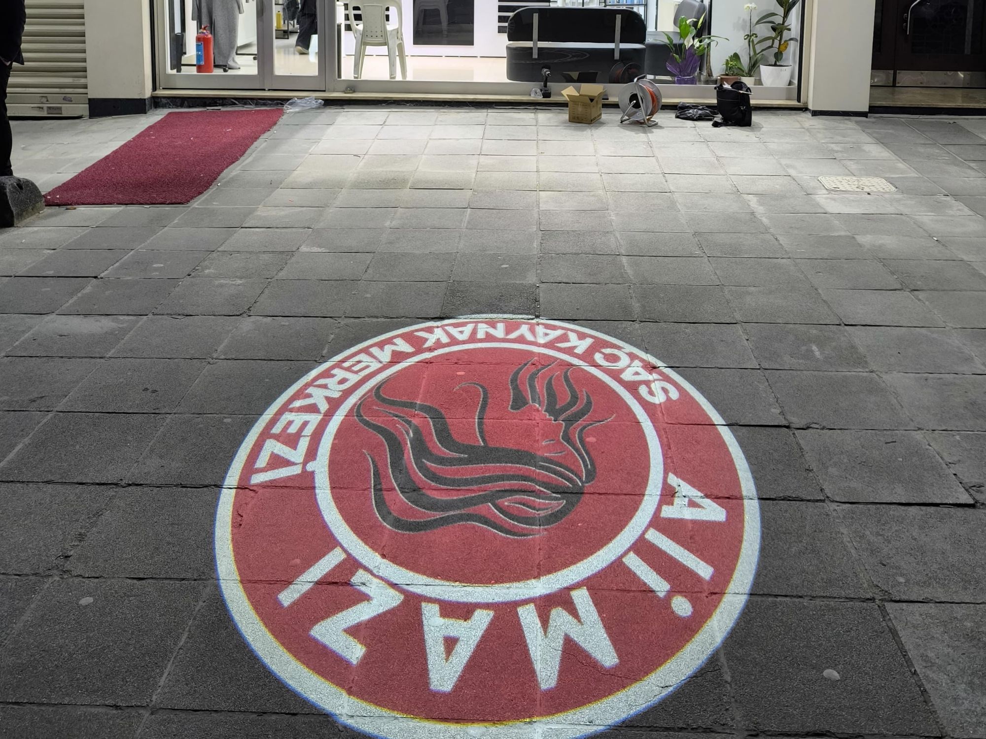 Işığın Gücüyle Tanıtım: Projektörle Marka Sunumunda Yeni Bir Çağ