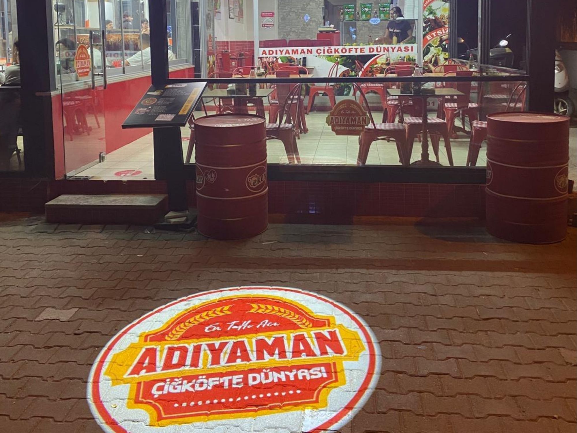 Logo Projektörlerle Dijital Çağa Uyumlu Fiziksel Reklam Deneyimi