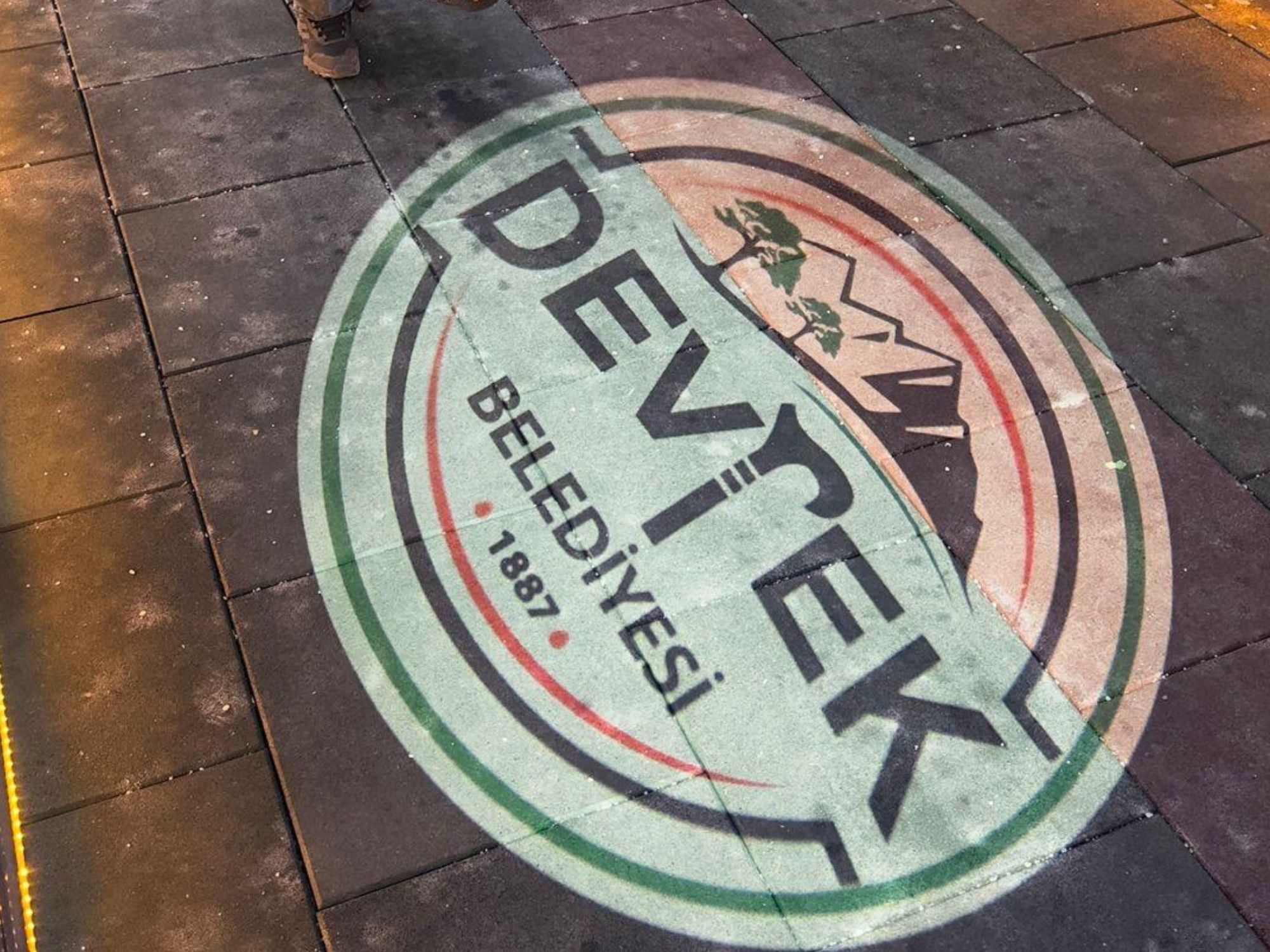 Belediyelerde Projektörle Görsel Reklamın Gücü: Şehre Işık Tutan Yöntem