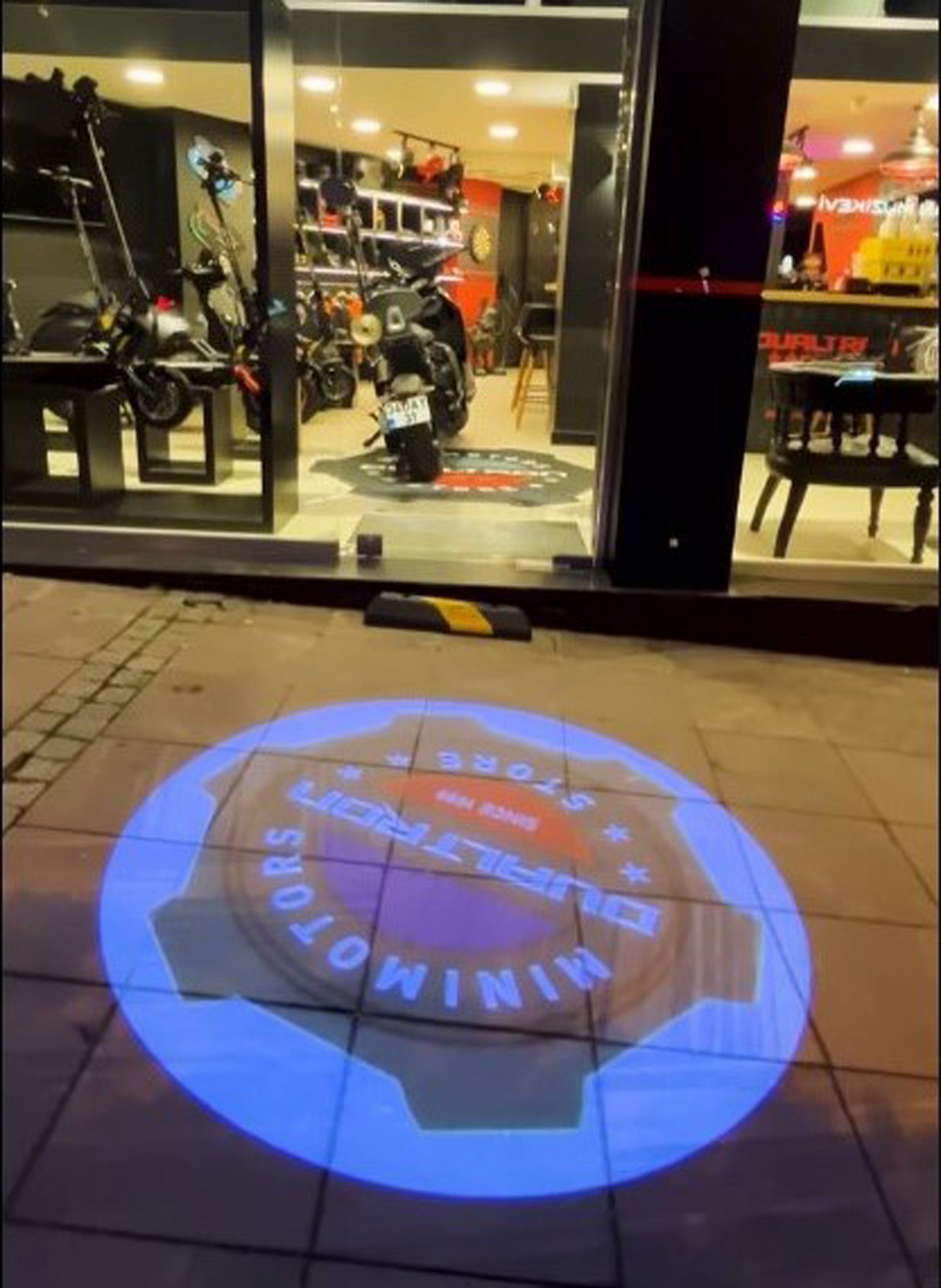 Motor Dükkanlarında Logo Lens ile Projektör Reklamcılığı: Yeni Nesil Tanıtım Yöntemi