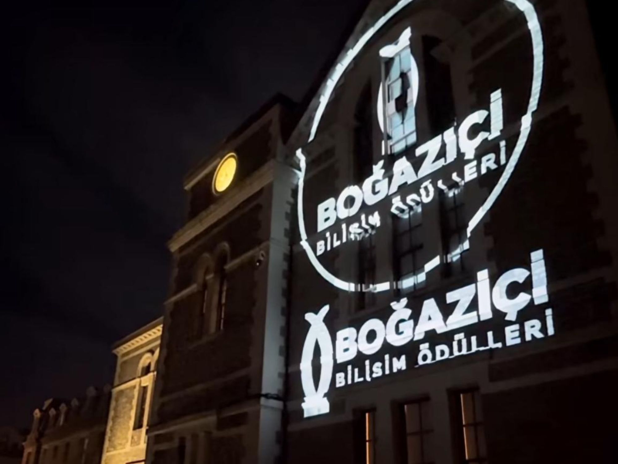 Okul Kimliğiniz Artık Her Yerde: Projektörle Dinamik Reklam