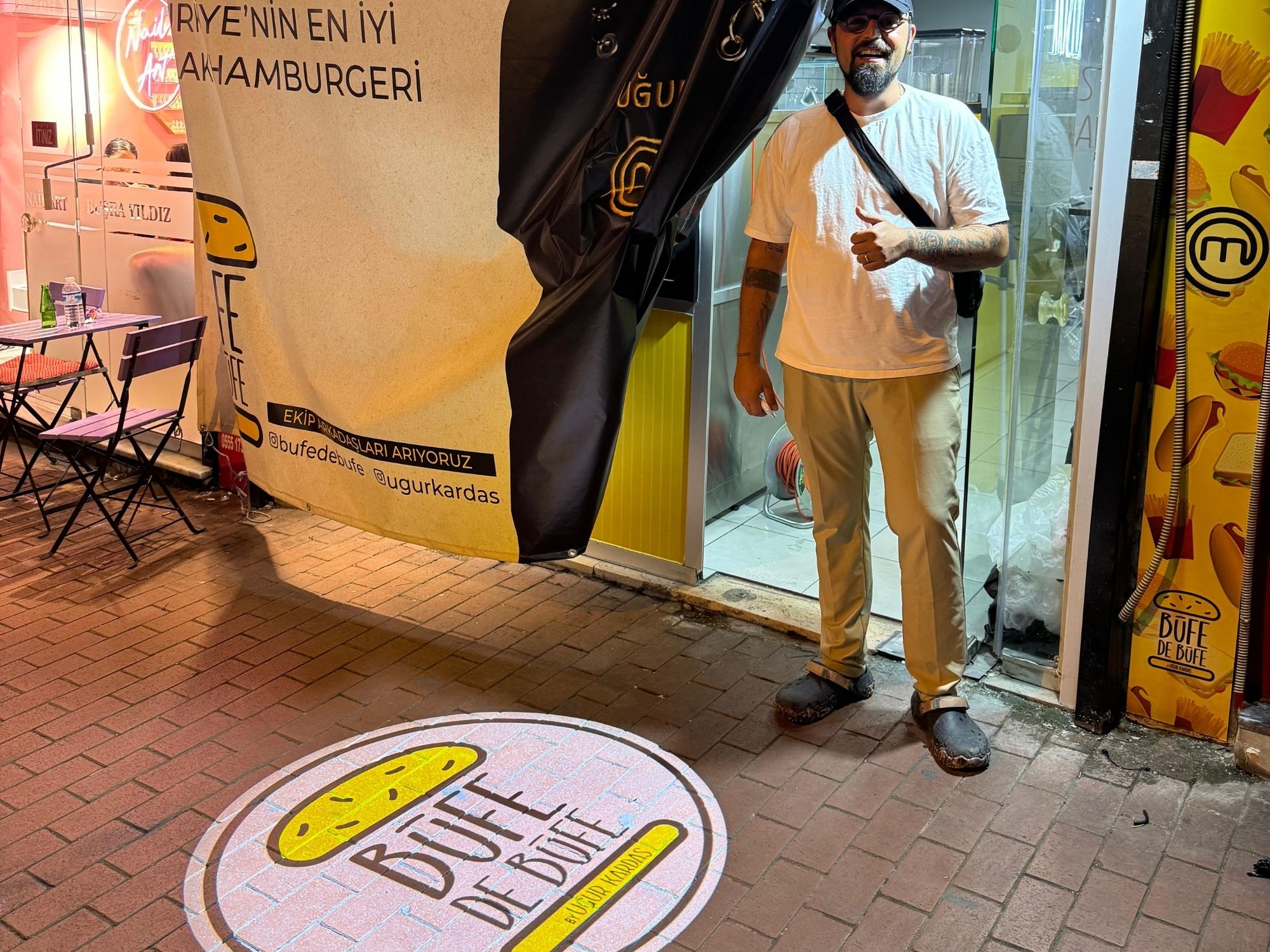 Logo Lens ile Projektör Reklamcılığı: Büfelerde Dikkat Çeken Yeni Trend