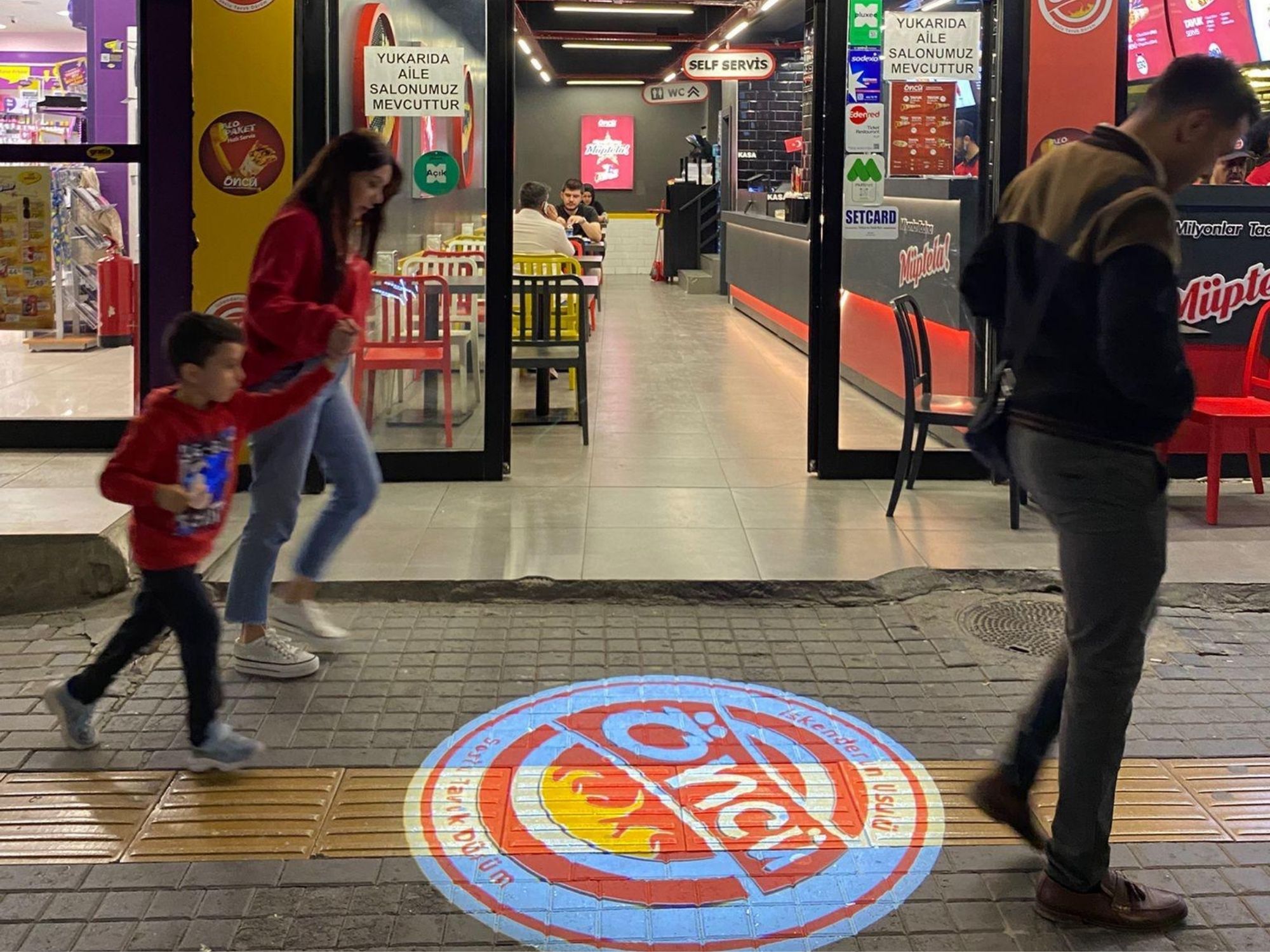 Döner Dükkanlarında Projektör Teknolojisiyle Yeni Nesil Reklam Yöntemleri
