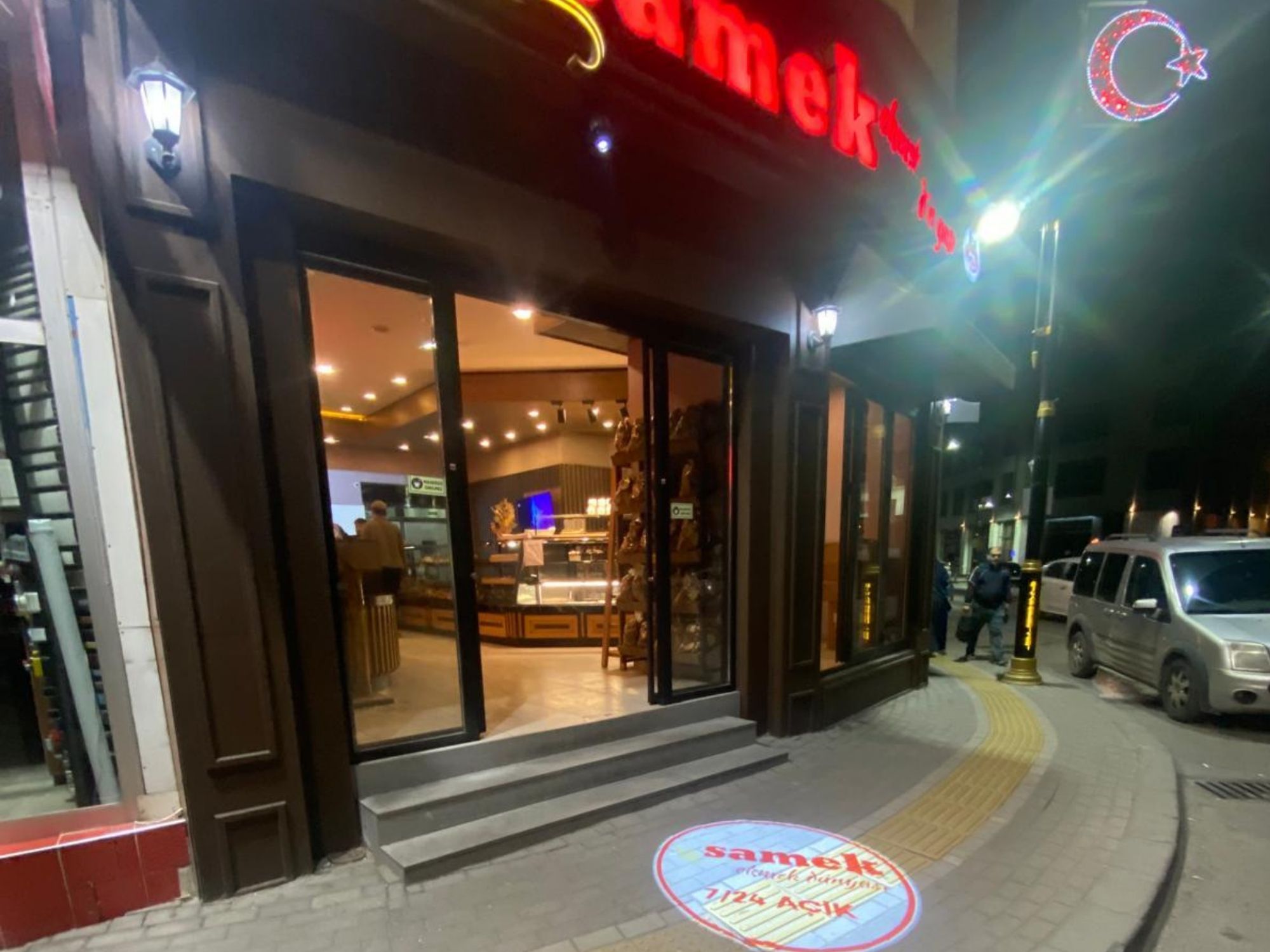Fırından Çıkan Koku Yetmez: Görsel Şovla Müşteri Çekin!