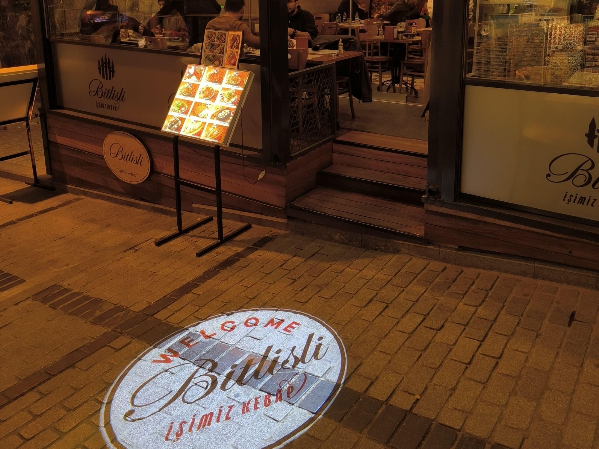 Kebap Dükkanınız İçin Yaratıcı Reklamlar: Logo Lens ve Projektör