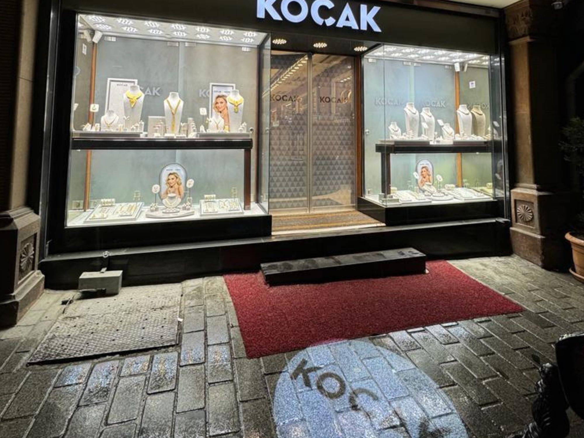 Bir Bakışta Güven: Logo Projektörler Kuyumculukta Ne Sağlar?