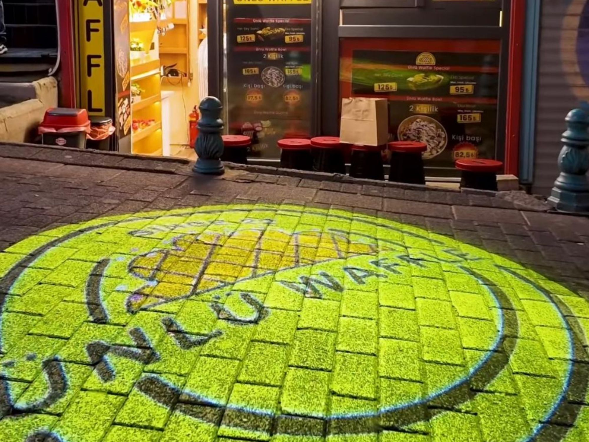 Waffle Dükkanları İçin Işıltılı Tanıtım: Logo Lensli Projektörlerle Müşteri Çekin!