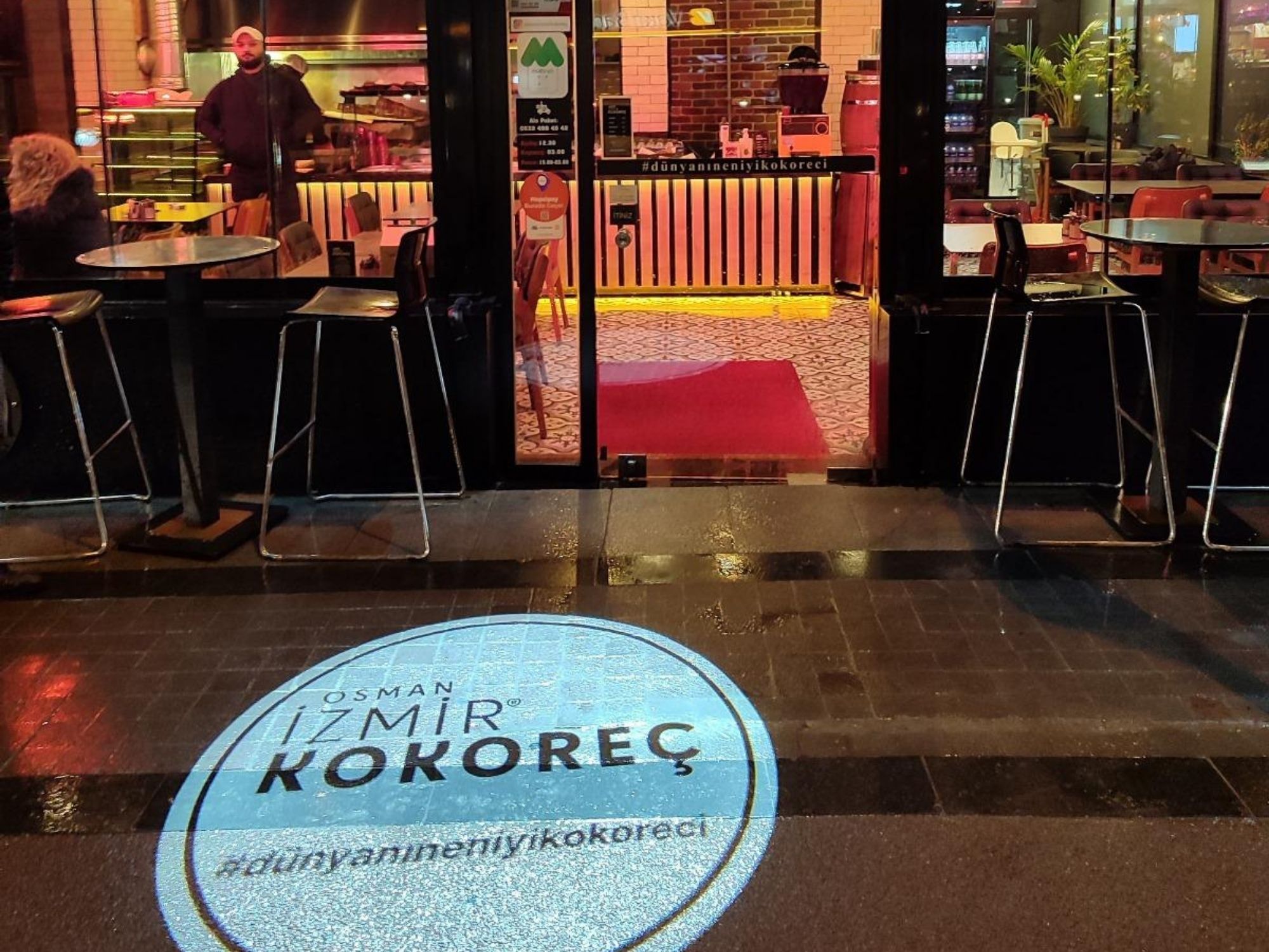 Dumanı Üstünde Logo: Kokoreç Dükkanlarında Projektörlü Reklam Dönemi