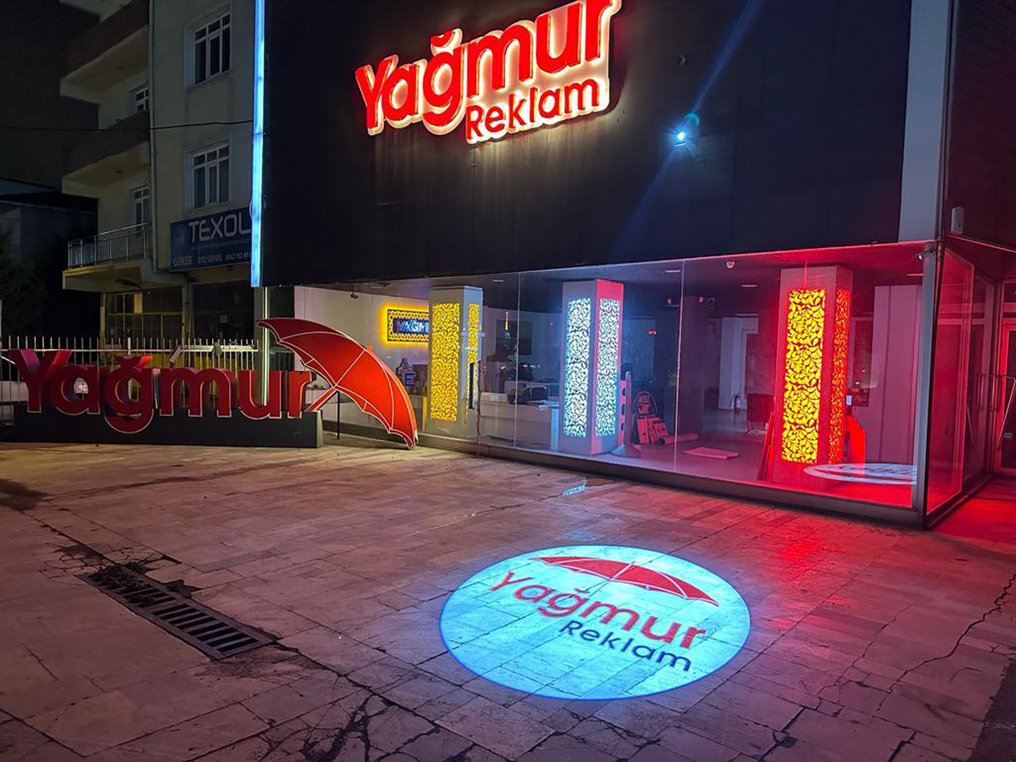 Logonuz Yalnızca Duvarda Kalmamalı: Zemin ve Tavanda Işıkla Yükselin