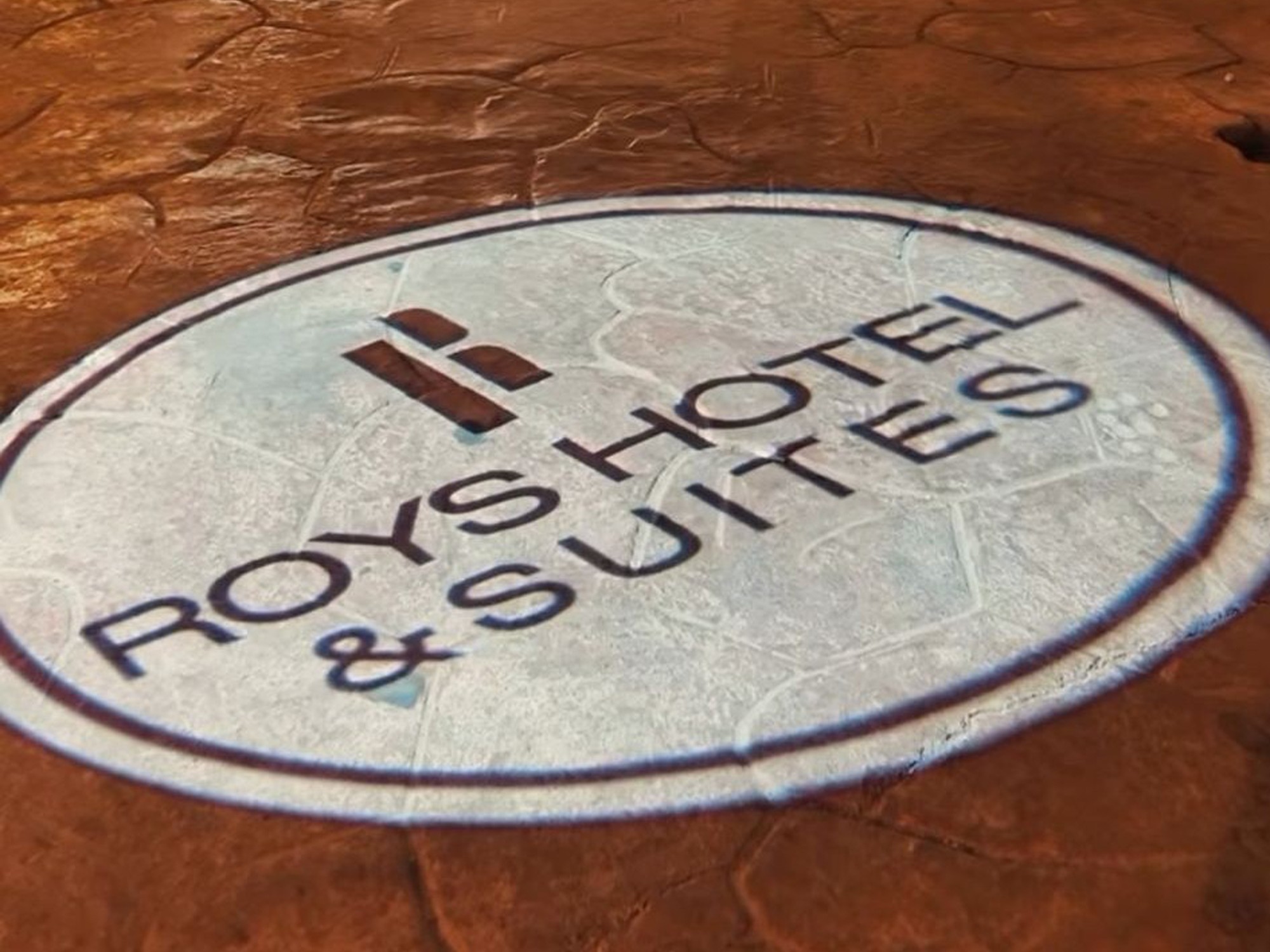 Lobi’den Odanıza: Logo Projektörle Markanızı Hotel & Suites’lerde Parlatın
