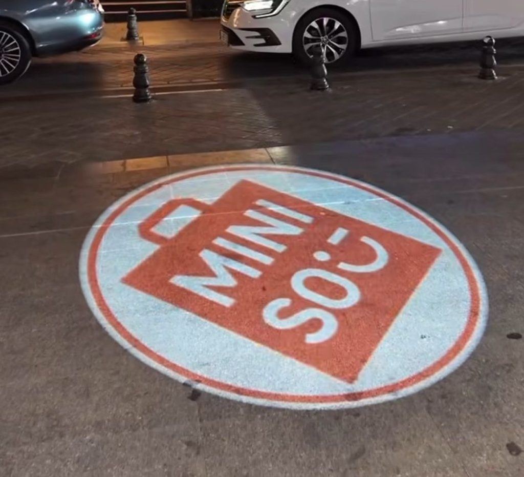Logo Projektör ile MiniSo’da Etkileyici Mağaza Deneyimi