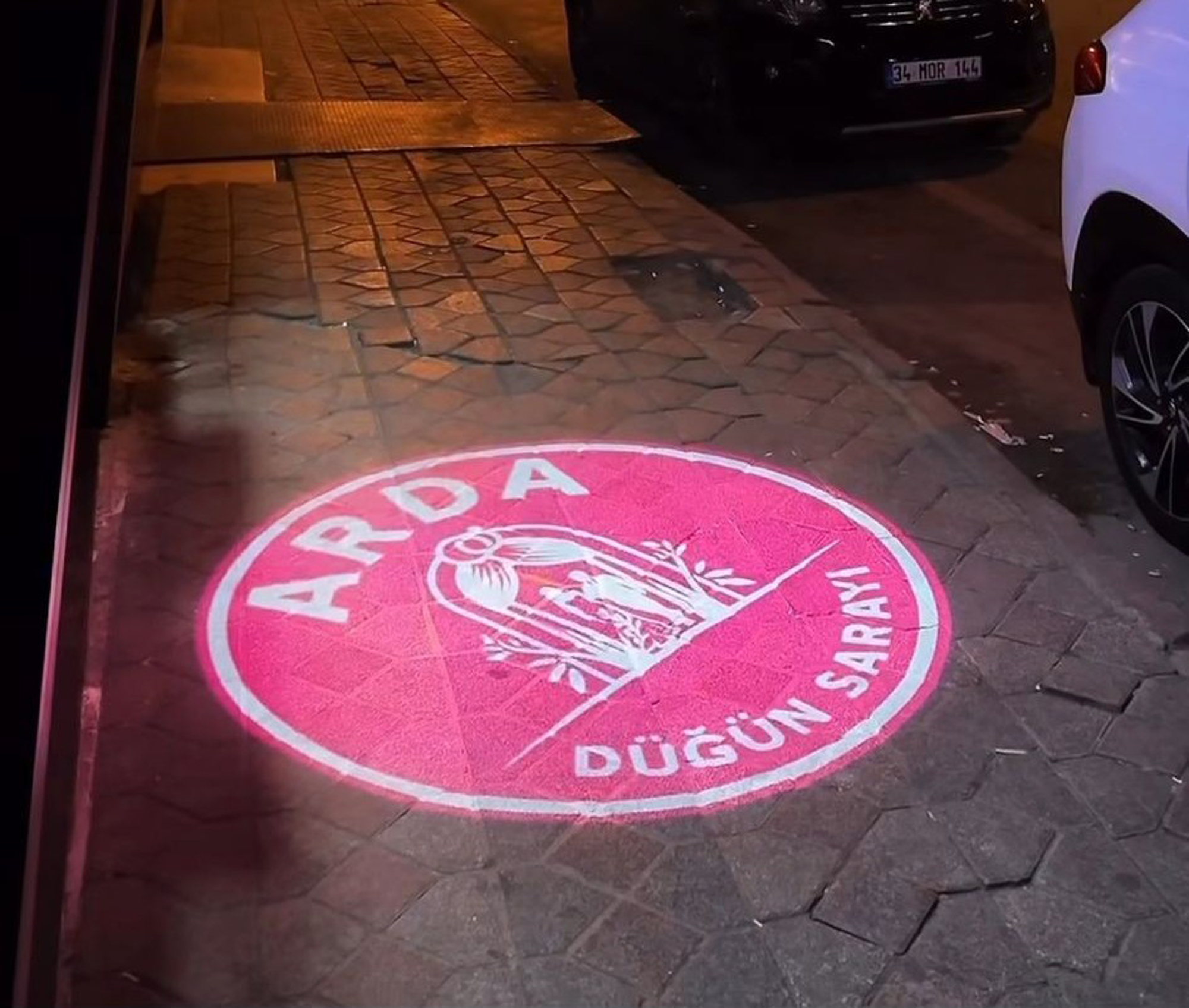 Logo Projektör ile Düğün Saraylarında Akılda Kalıcı Reklam