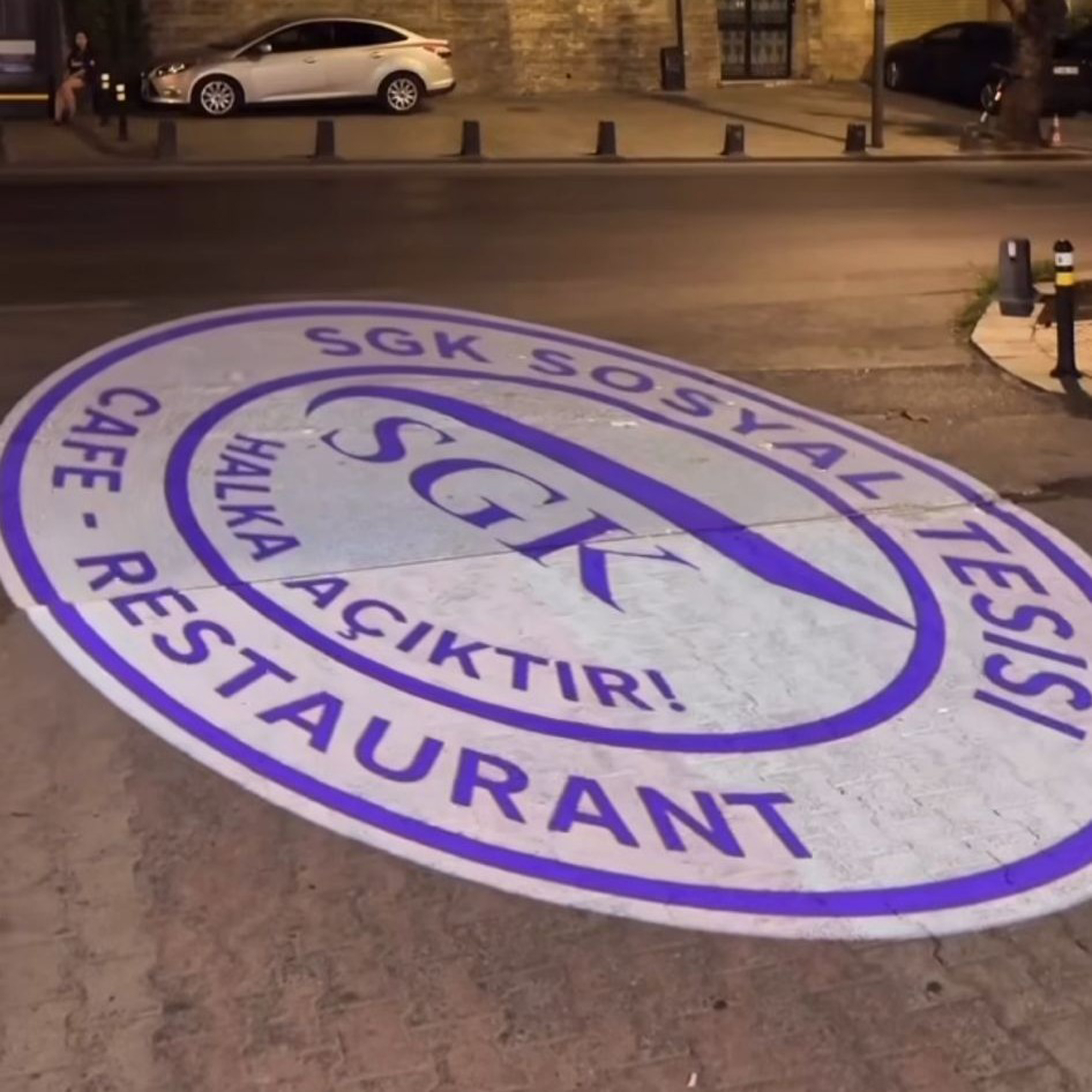 Sosyal Tesislerde Logo Projektör Kullanımı: Yeni Nesil Reklam Stratejisi