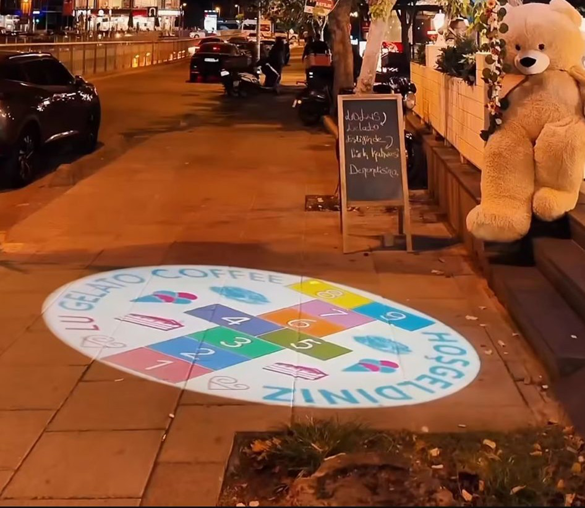 Kahve Kokusu ve Işık Tasarımı: Logo Projektörle Fark Yaratın