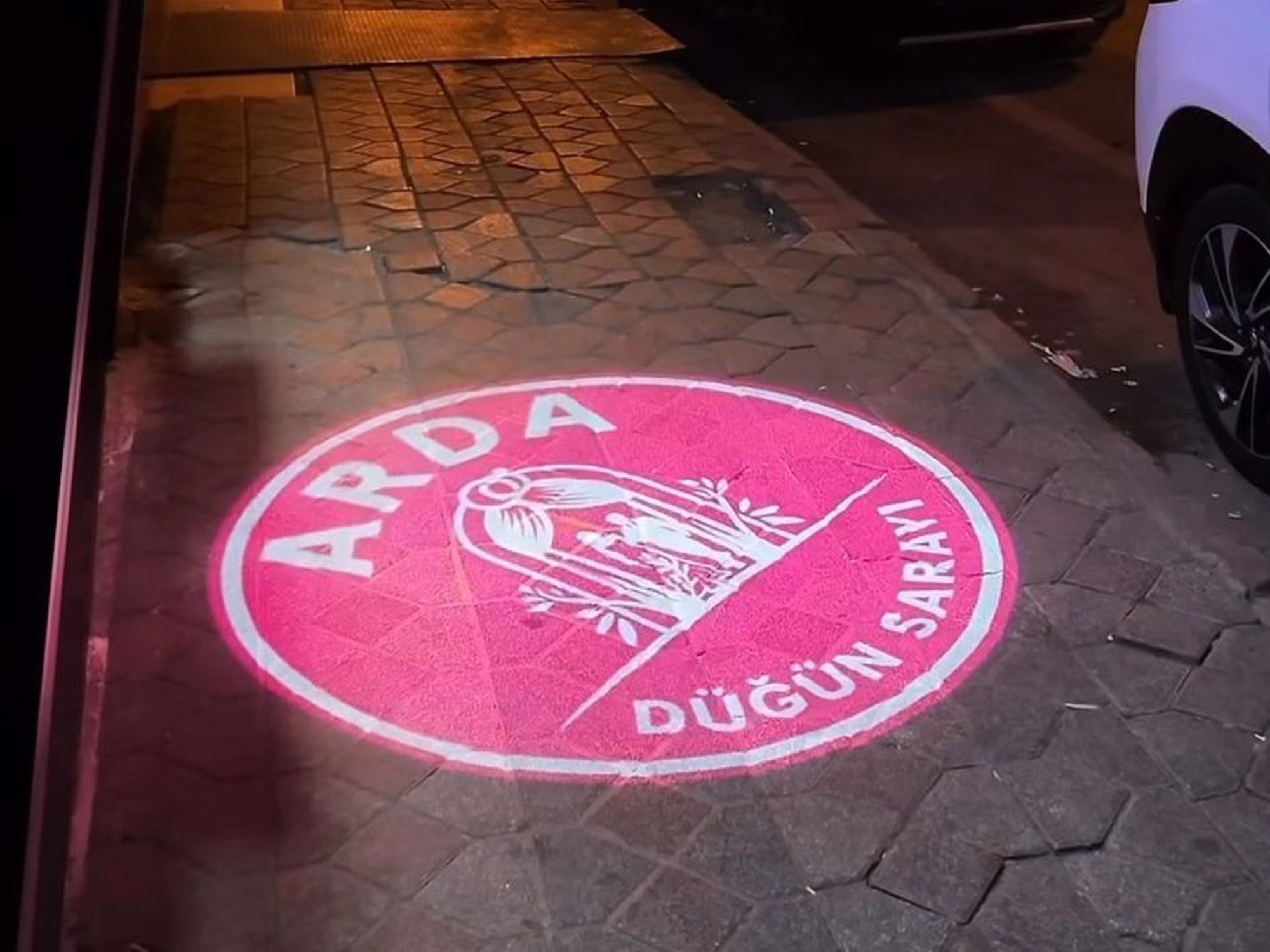 Düğün Salonlarında Logo Projektör Kullanımı: Marka Görünürlüğü