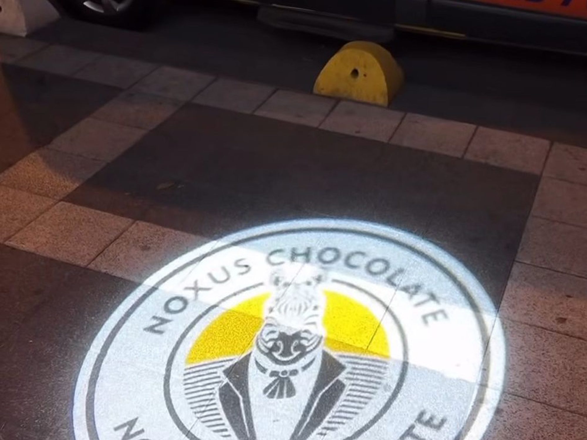 Kahve ve Çikolata Tutkunlarının Dikkatini Çekin: Logo Projektör