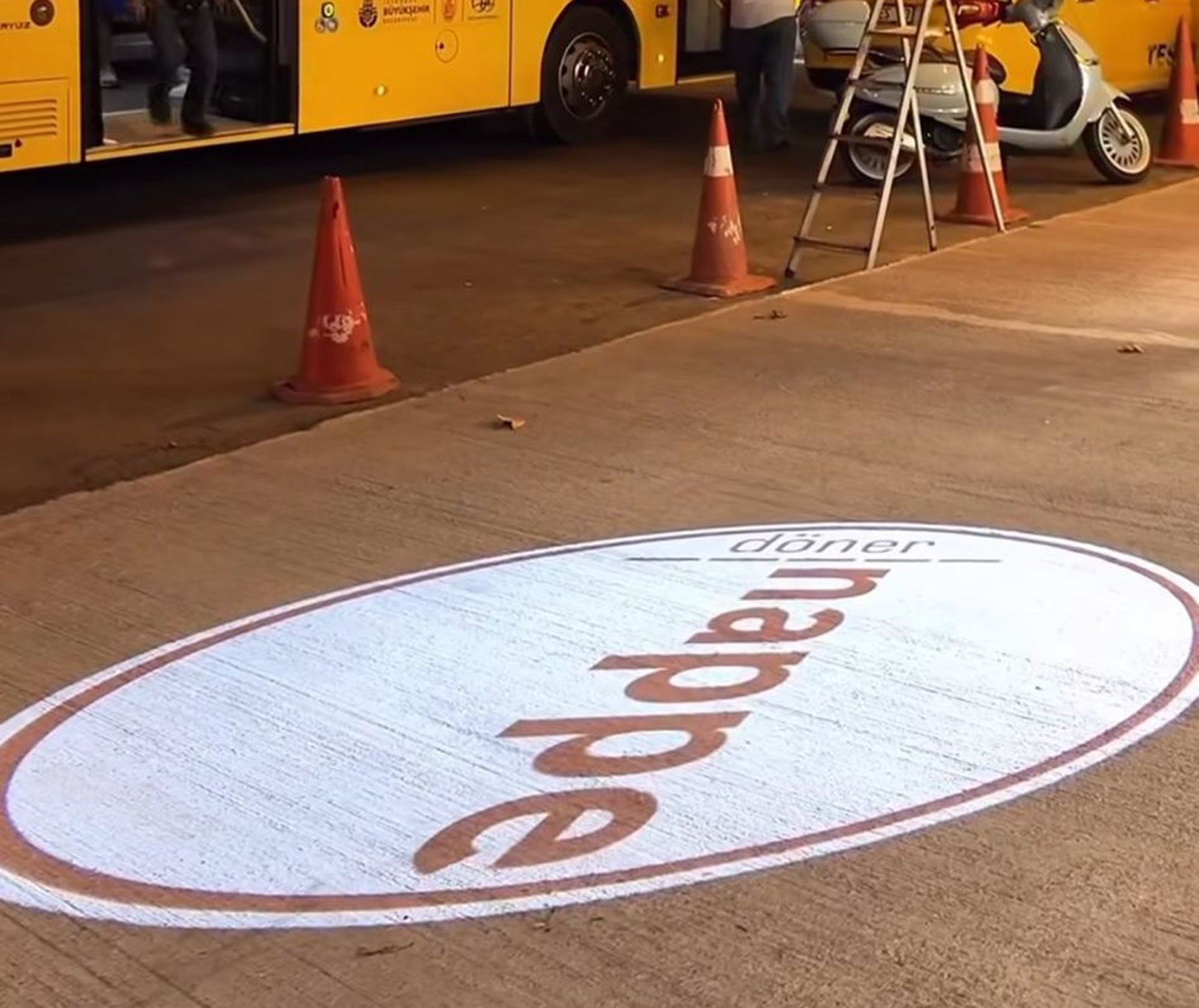 Lezzeti Görselleştirin: Dönerci Dükkanlarında Logo Projektör