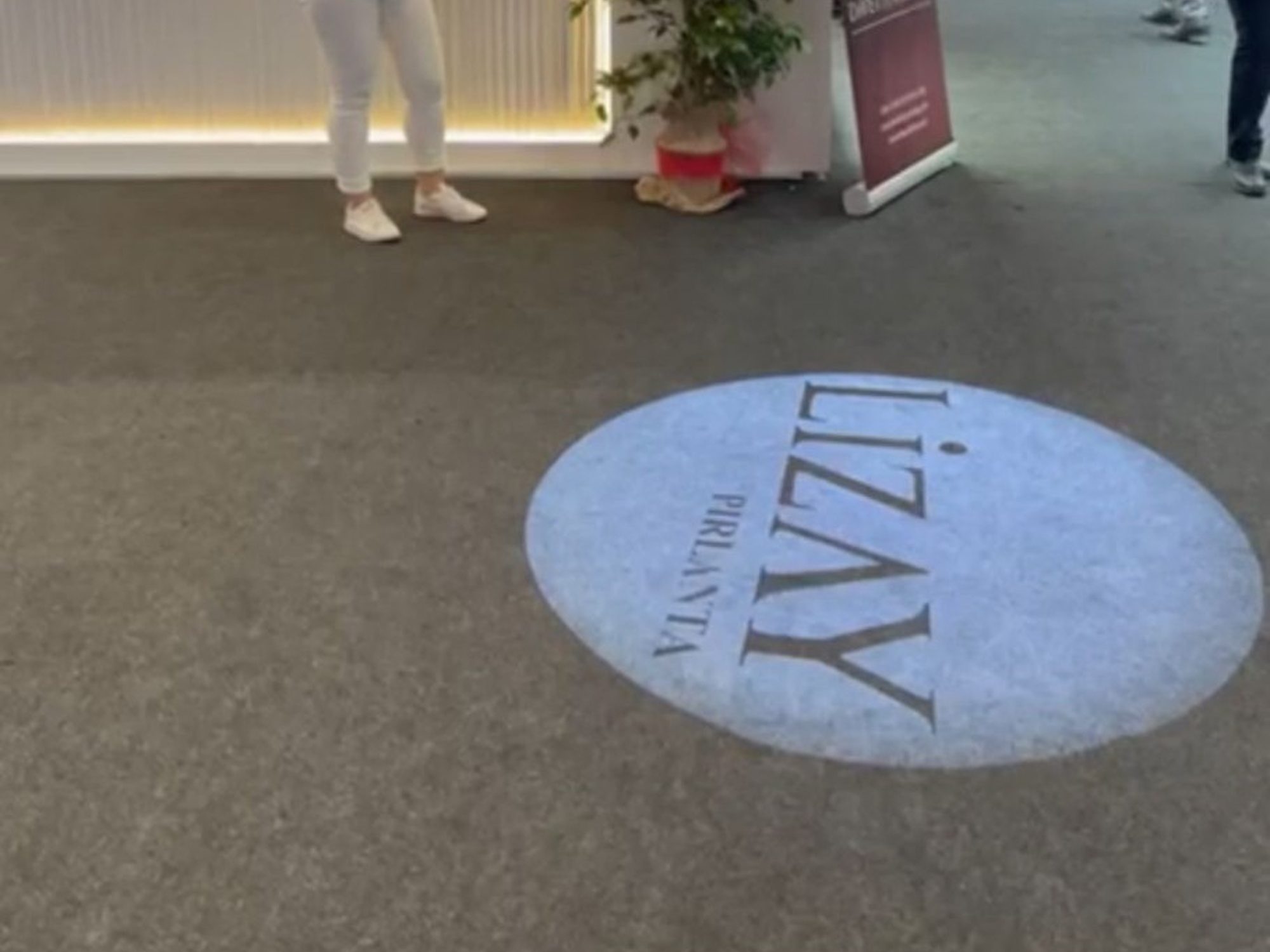 Vitrinden Markaya: Logo Projektör ile Pırlanta Dükkanınızı Öne Çıkarın
