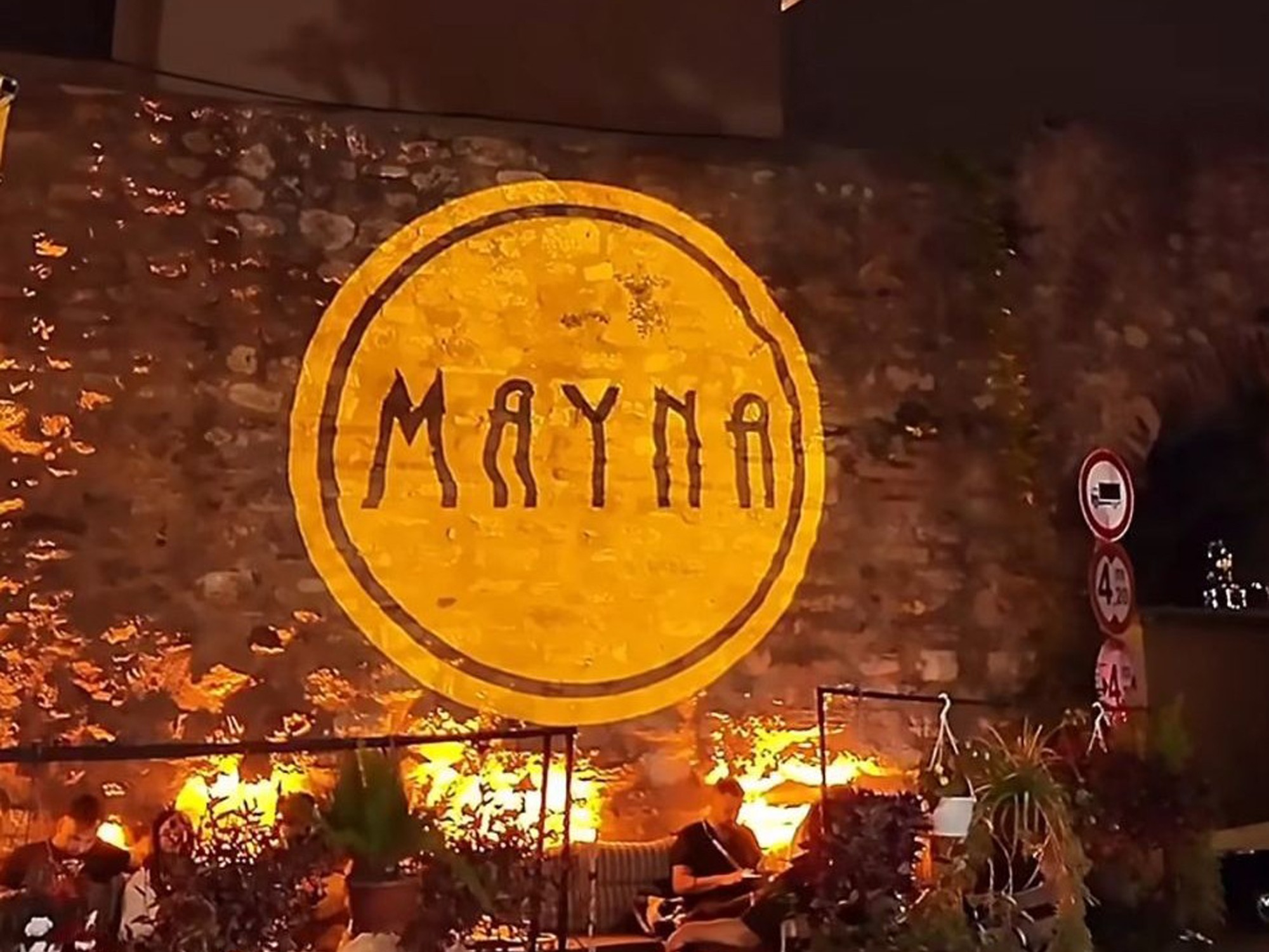 Kafe Atmosferine Dokunan Detay: Logo Projektörlerin Marka Algısına Etkisi