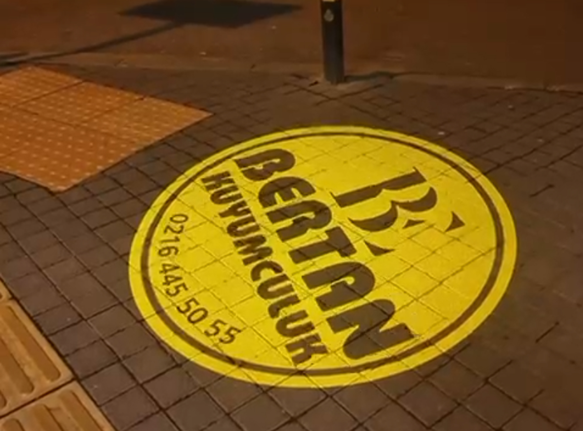 Pırlantanın Görkemi, Işığın Gücü: Logo Projektörlerle Mağaza İmajı