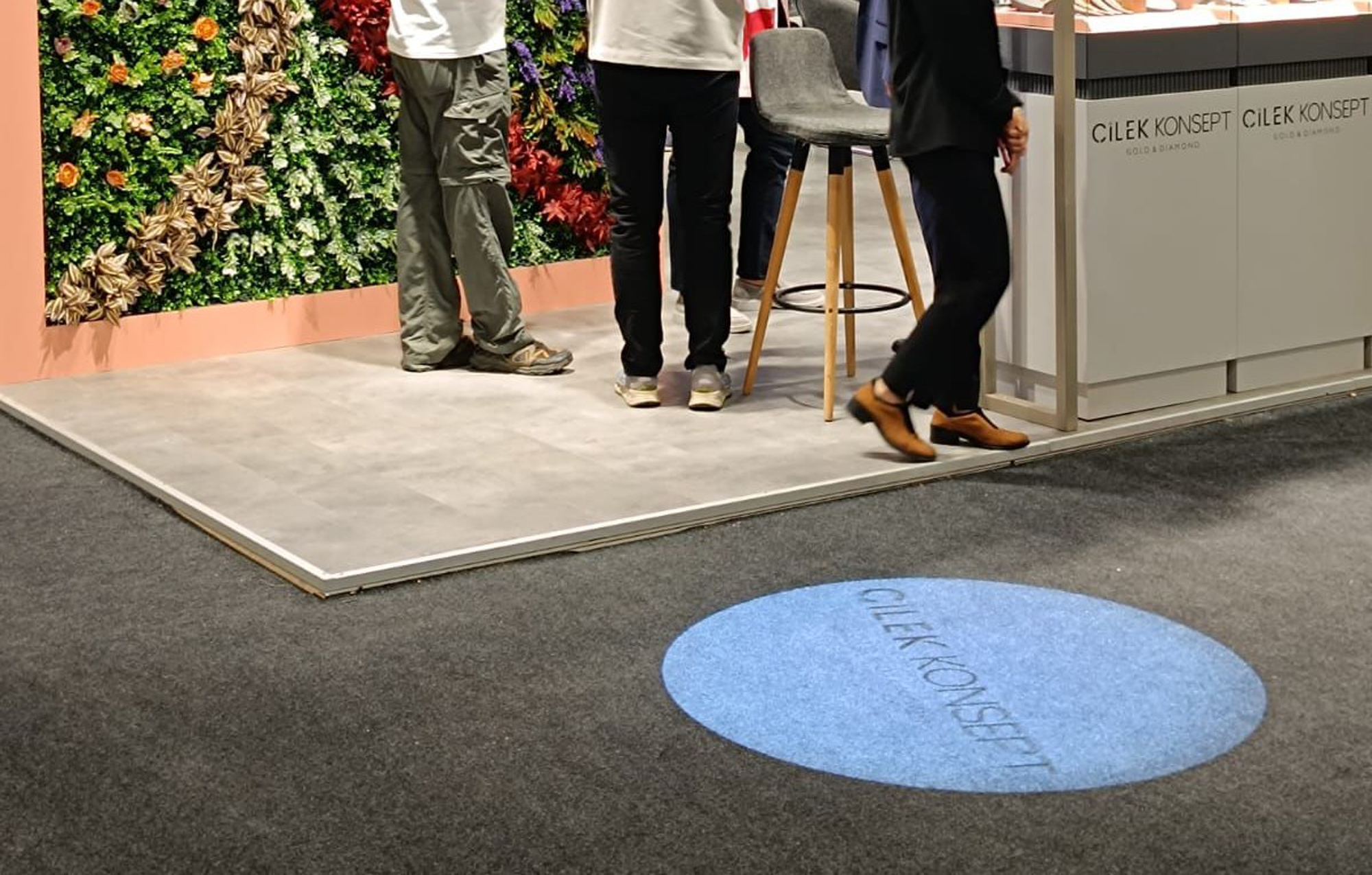 Logo Projektör ile Gece Müşteri Çekmenin Yolları: İşletmenizi Karanlıkta Parlatın