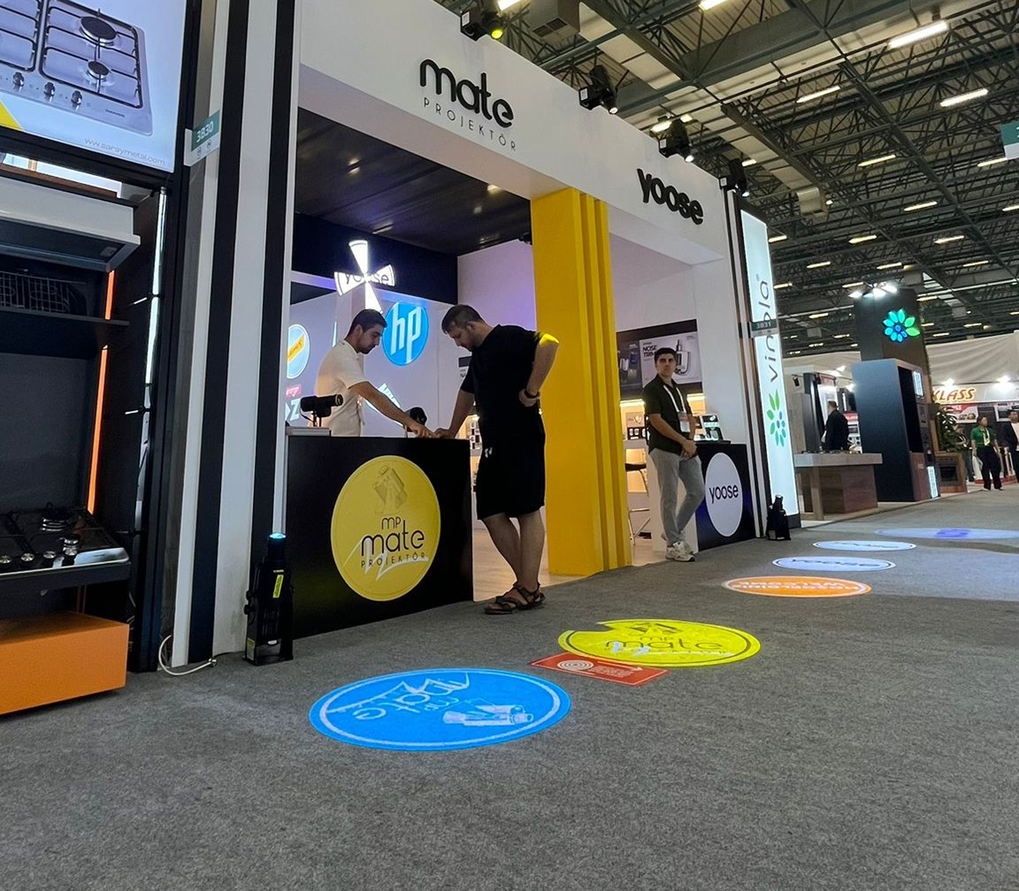 Showroom Deneyimini Güçlendirin: Logo Projektörlerle Premium Görünümün Sırrı