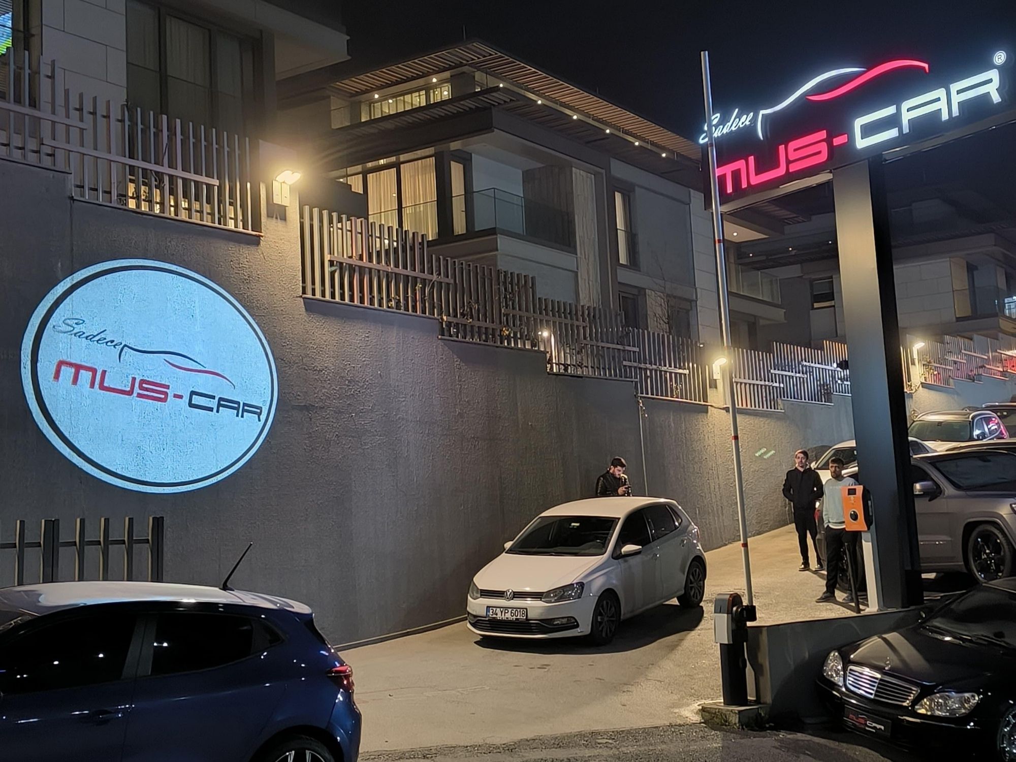 Oto Galerilerde Modern Sunum: Logo Projektörlerin Satışa Katkısı