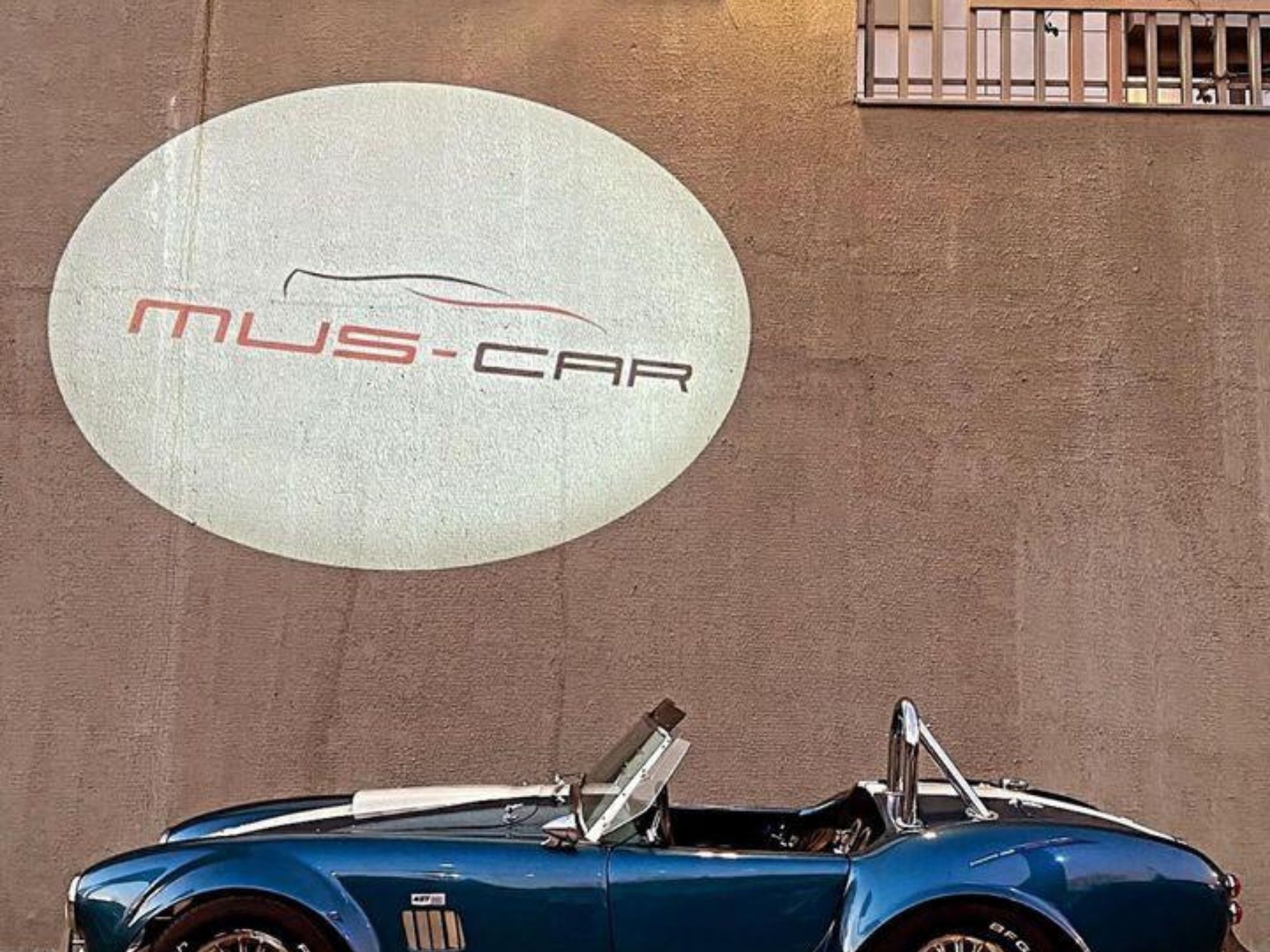 Otomotiv Bayilerinde Logo Projektör ile Kurumsal İmaj Güçlendirme