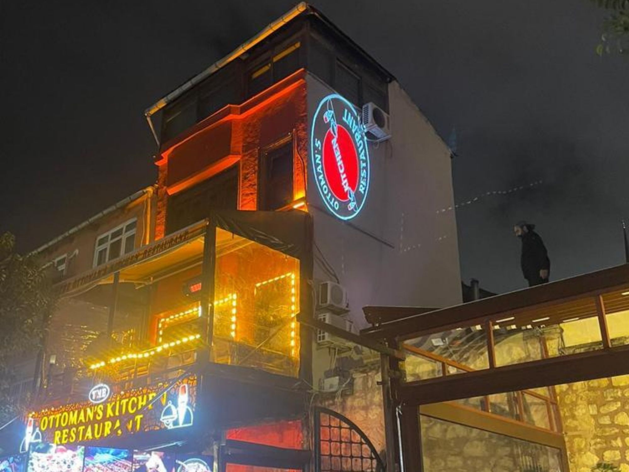Markanı Işıkla Taşı: Logo Projektörlerin Fark Yarattığı 7 Sektör