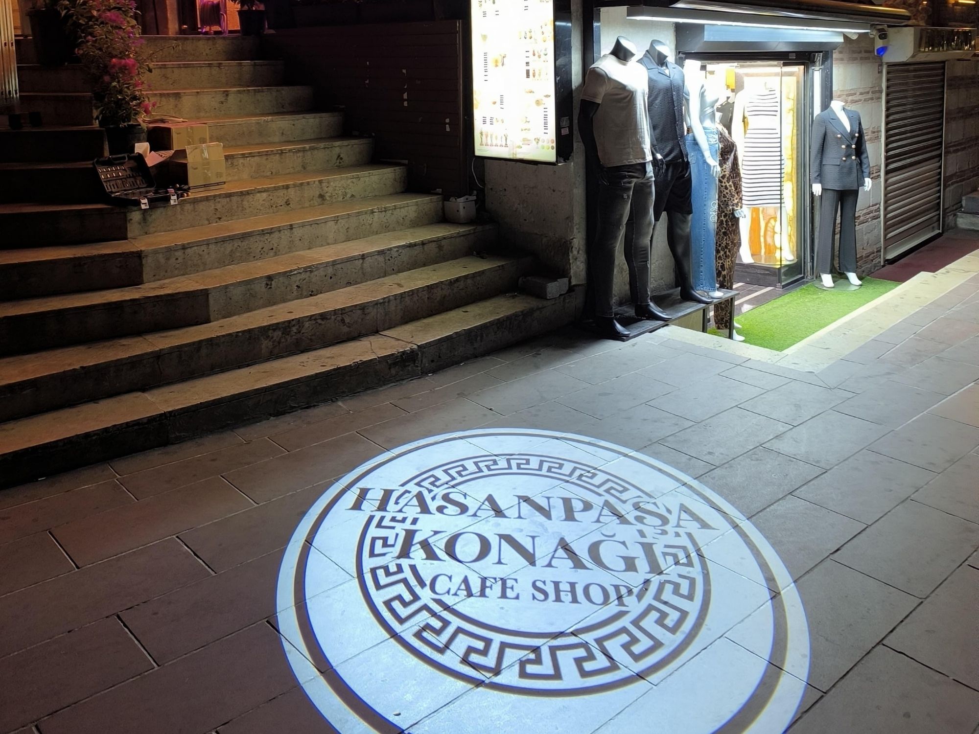 Logo Projektör ile Gece Görünürlüğünü Artırın: Markalar İçin Yeni Nesil Reklam Gücü