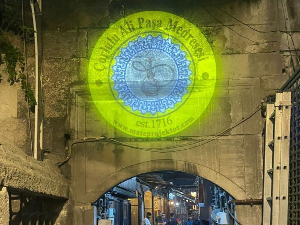 Marka Prestijine Işık Tutan Teknoloji: Otellerde Logo Projektör Kullanımı