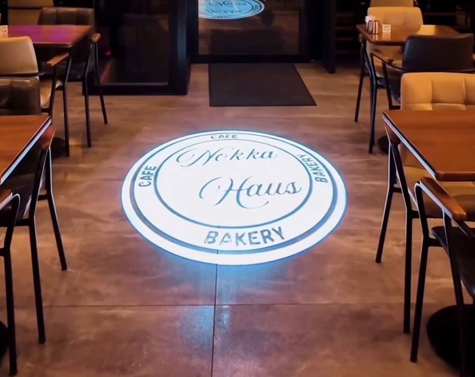 Kafe ve Restoranlarda Logo Projektör Kullanımı: İlk İzlenimi Güçlendiren Reklam Sanatı