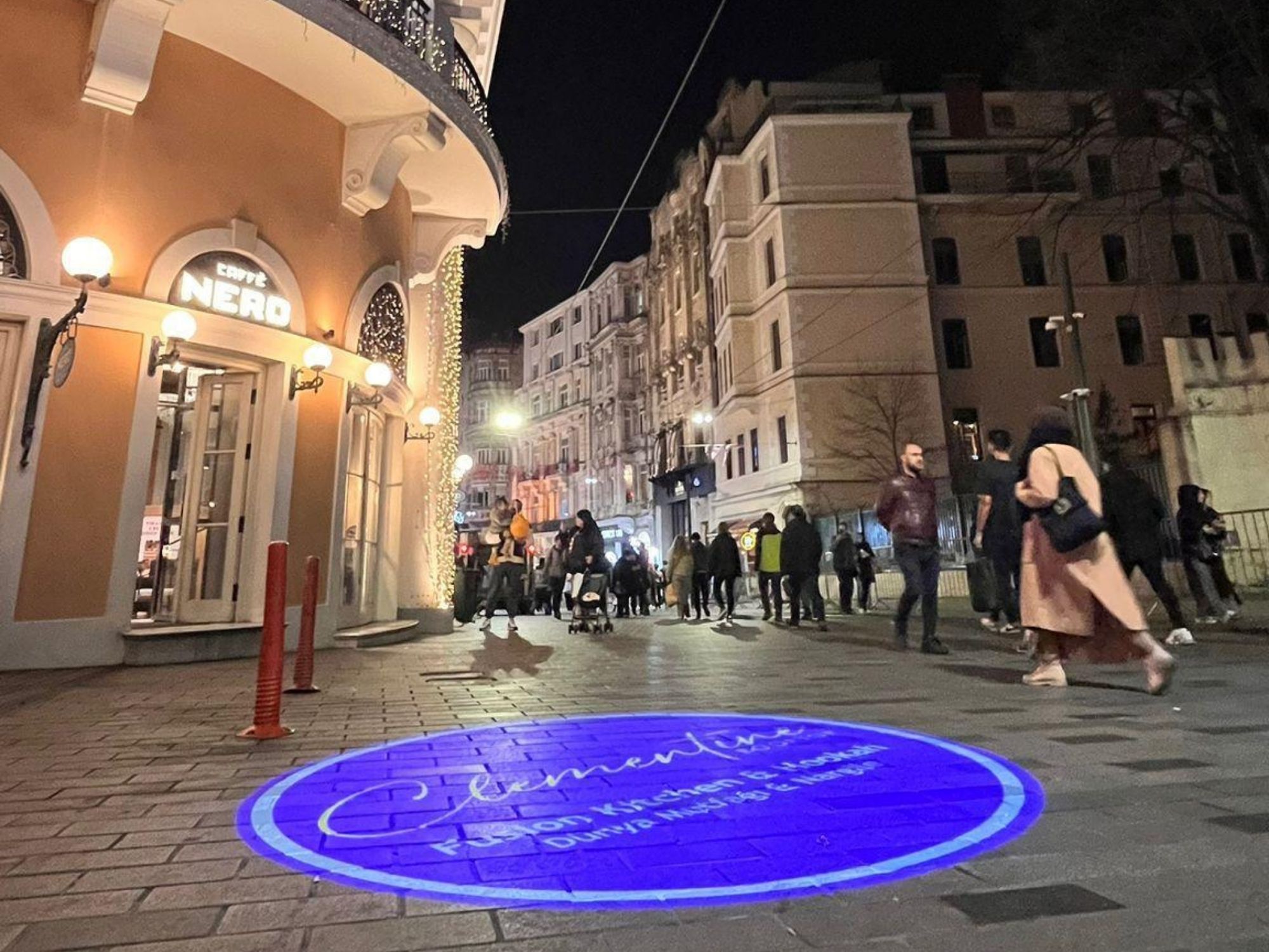 Ayakkabı Giyim ve Kozmetik Mağazalarında Logo Projektör Kullanımı ve Marka Estetiği