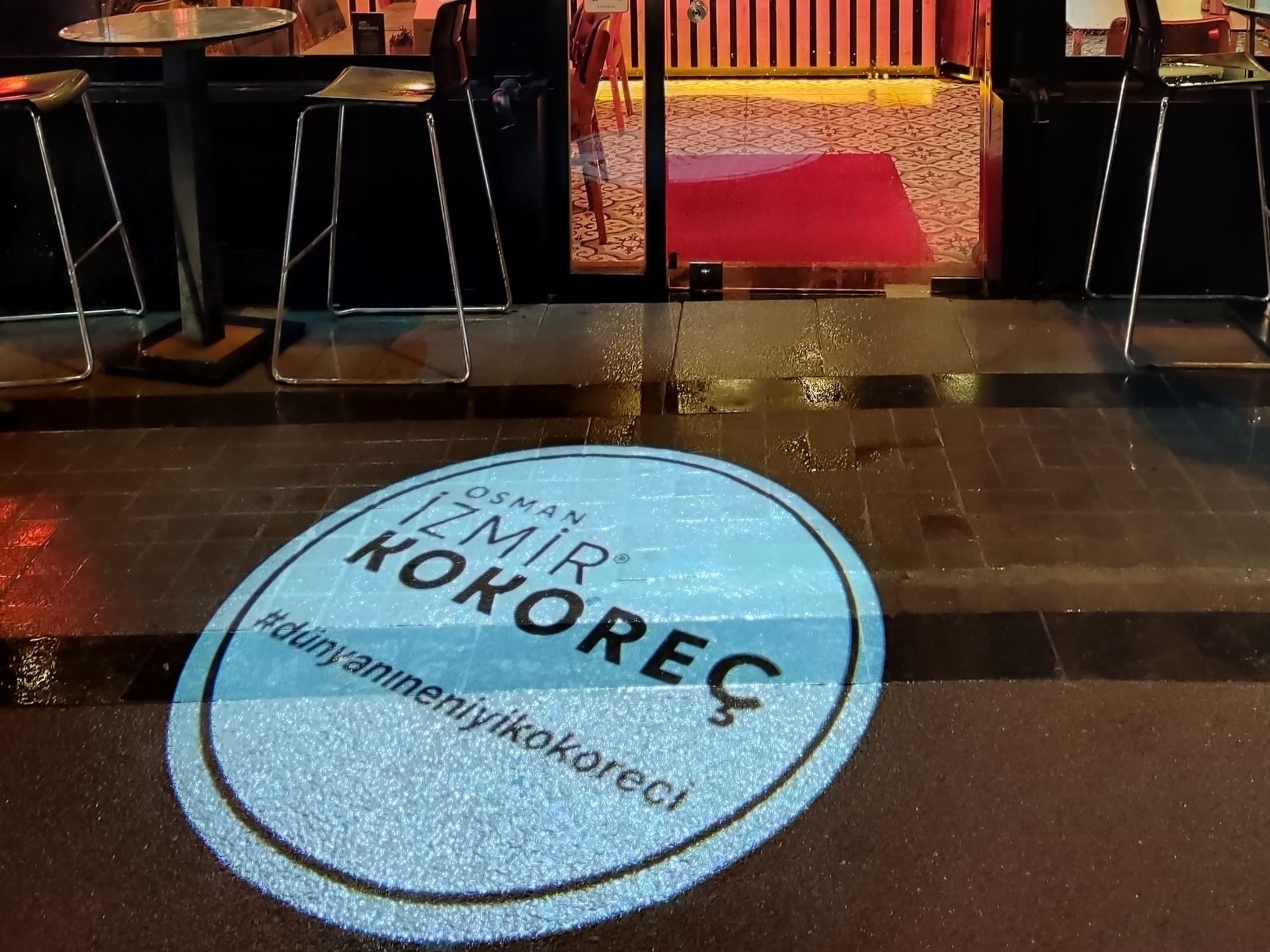 Gastronomi Dünyasında Işıltılı Bir Dokunuş: Logo Projektörler ile Marka Kimliği