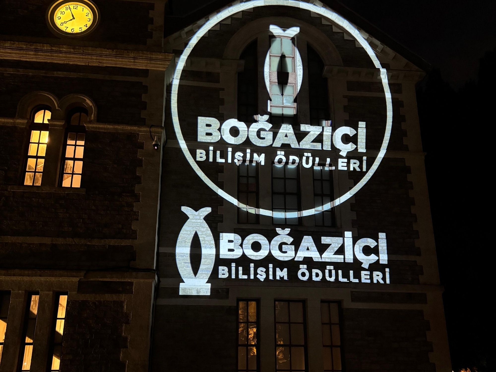 Kurumsal Kimliği Güçlendiren Teknoloji: Ofis İçinde Logo Projektör Kullanımı