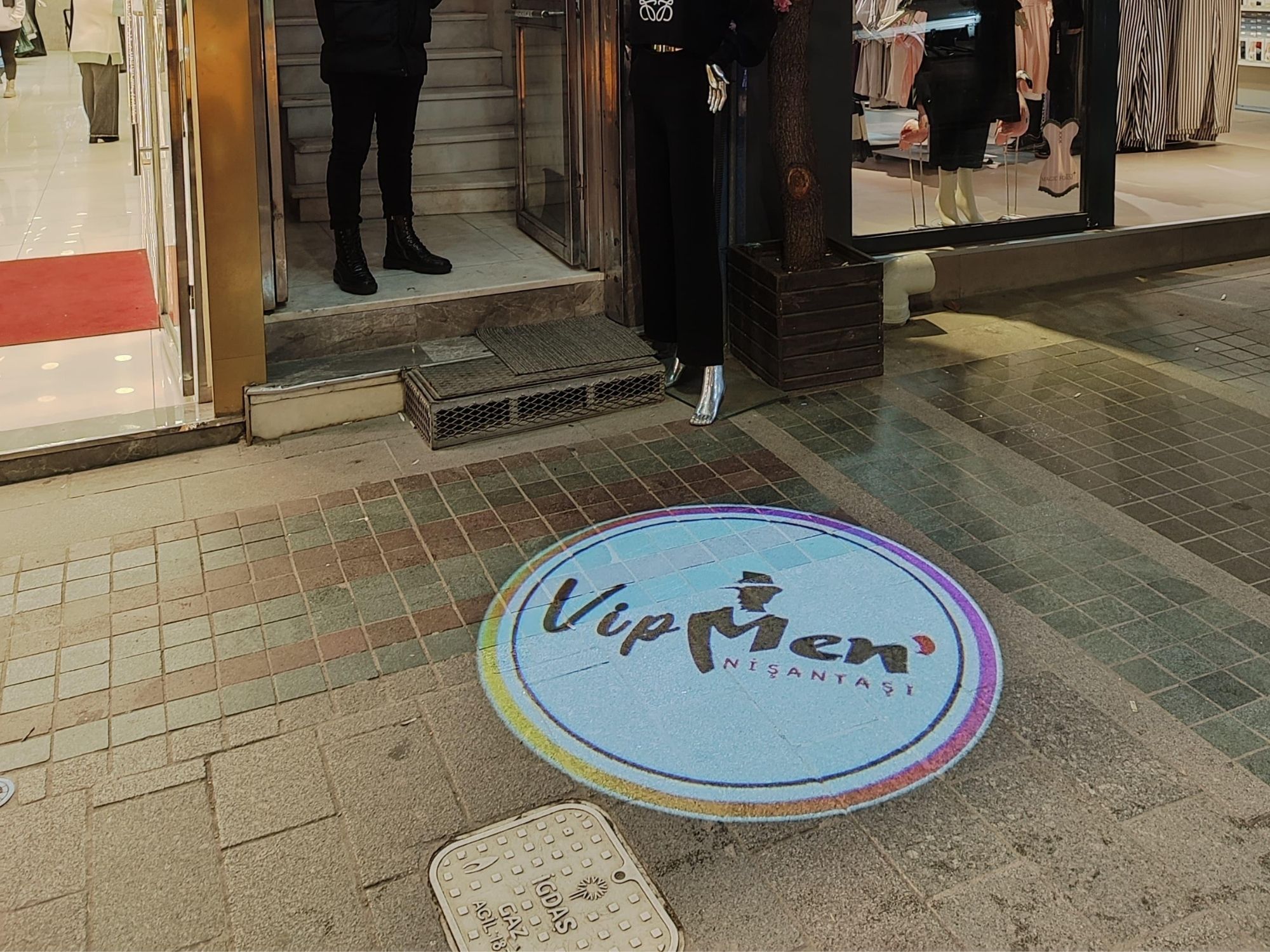 Şirket Girişlerinde Marka İmajınızı Güçlendiren Işıklı İmza: Logo Projektör Teknolojisi