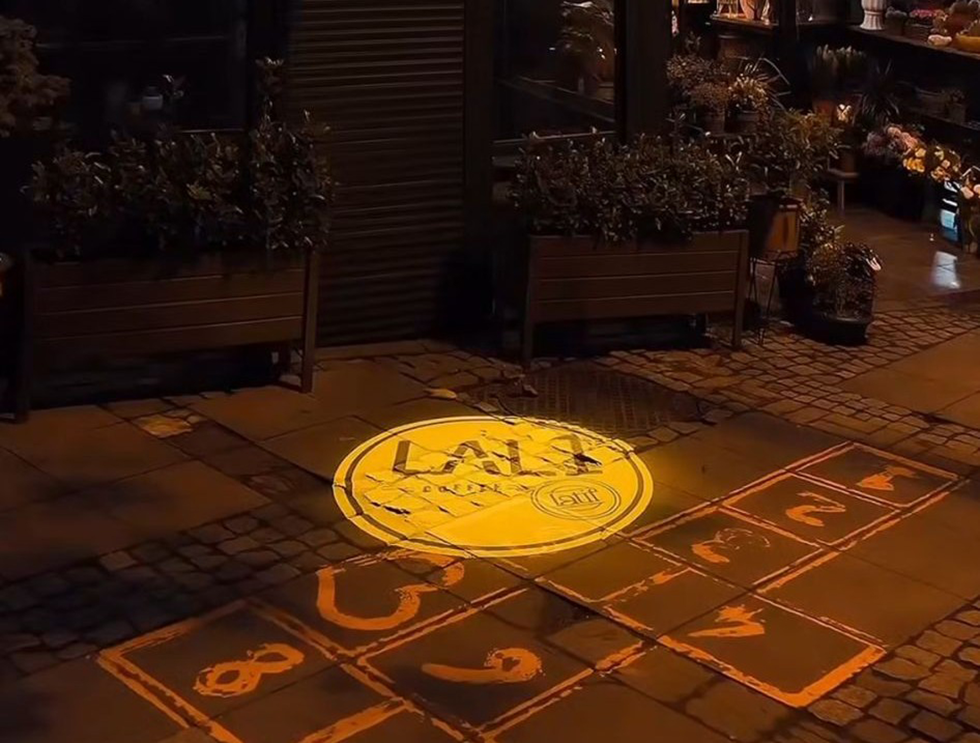 İşletmeler İçin Su Geçirmez Dış Mekan Logo Projektör Rehberi: Markanızı Her Hava Koşulunda Yansıtın