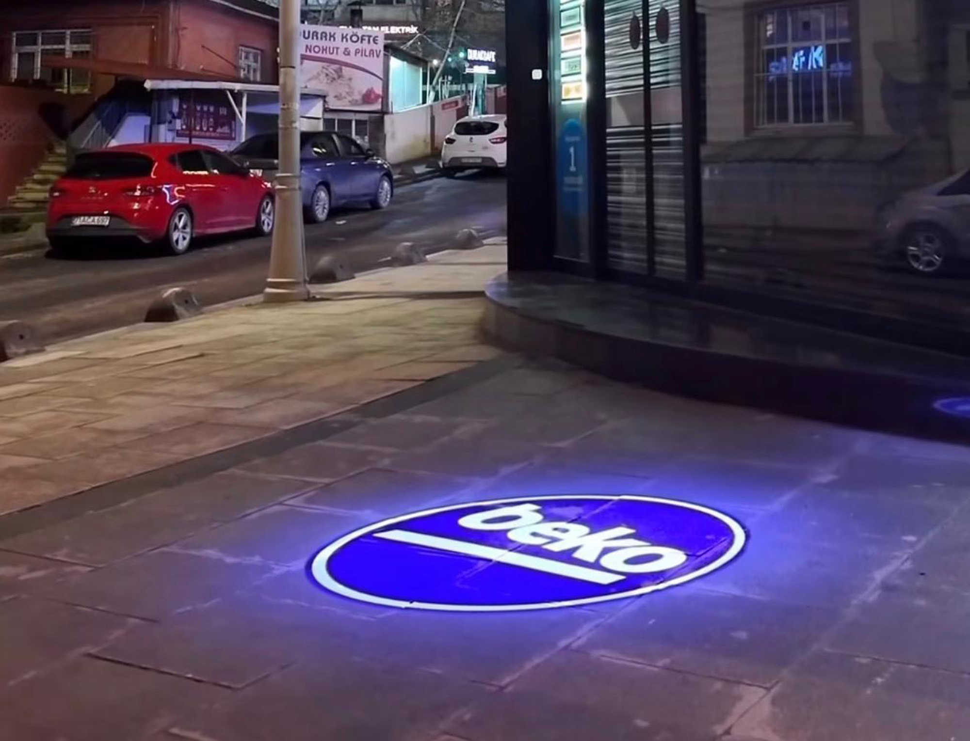 Logo Projektör ile Menü ve Kampanya Tanıtımı: Gastronomi ve Perakendede Işıklı Çözümler