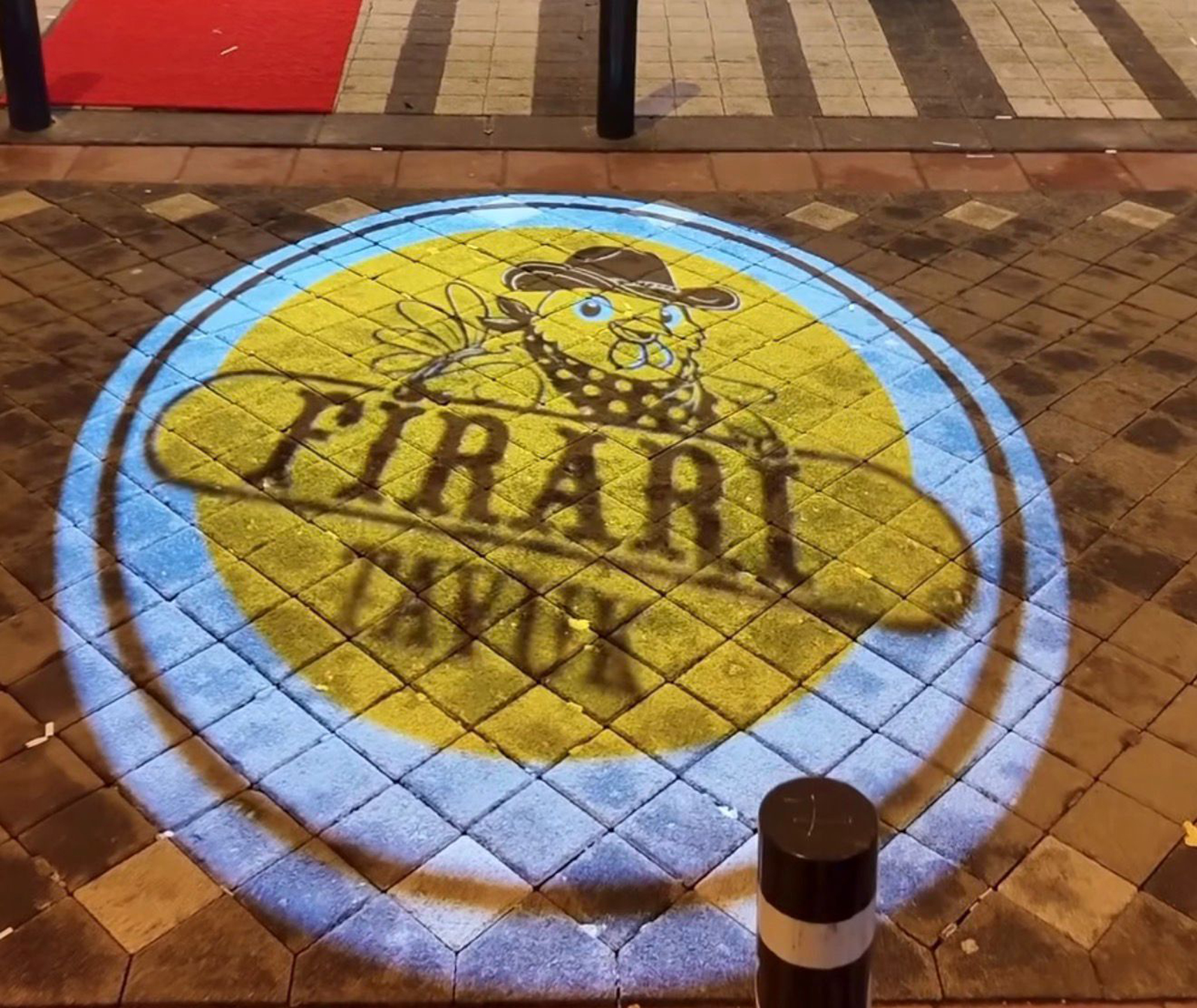 Kaldırımda Markanızı Parlatın: Mağazalar İçin 160W ve 300W Logo Projektör Seçim Rehberi