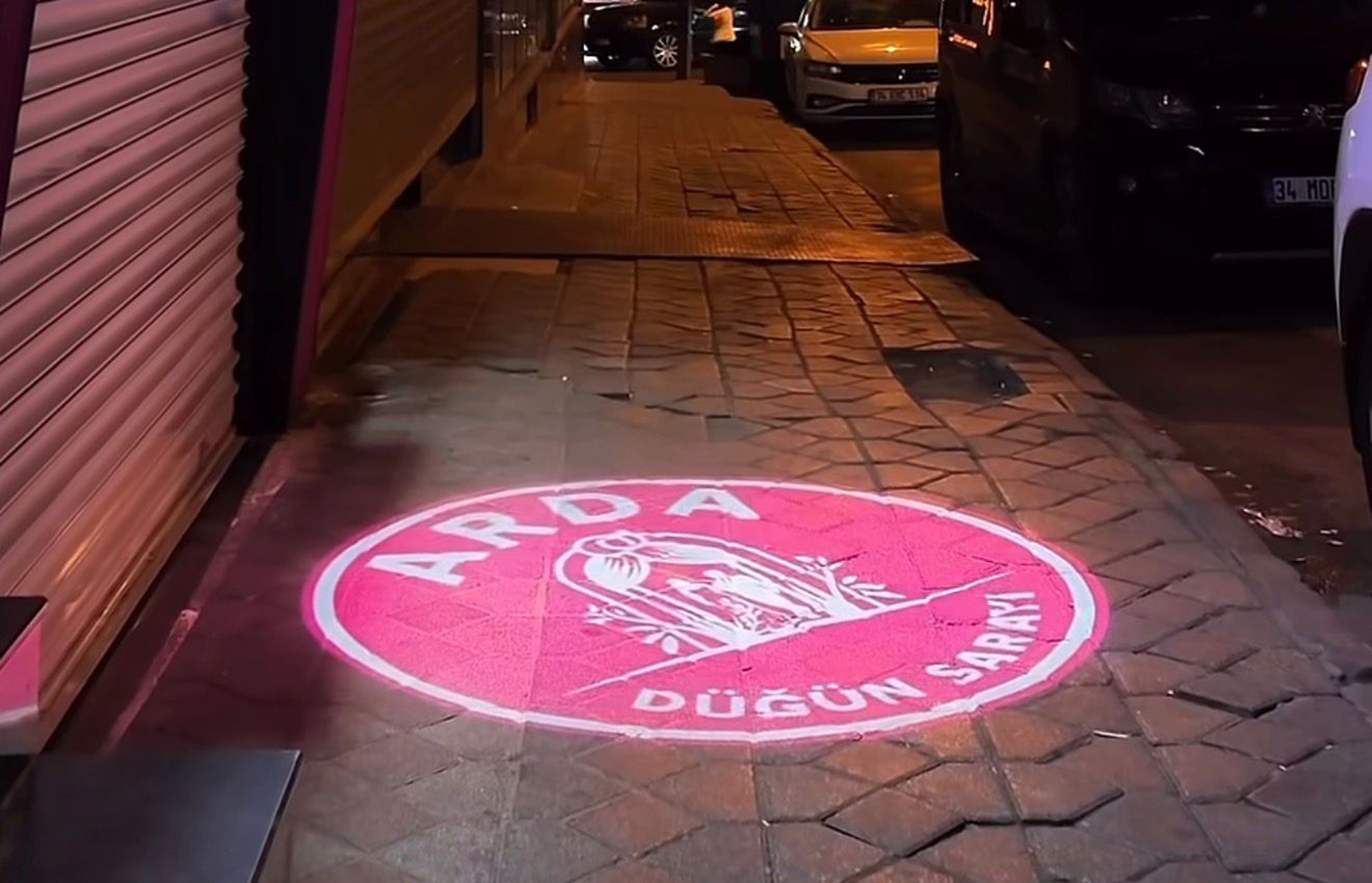 Turizmin Yeni Işıltılı Yüzü: Logo Projektörler ile Havuz ve Bahçelerde Marka İmzası