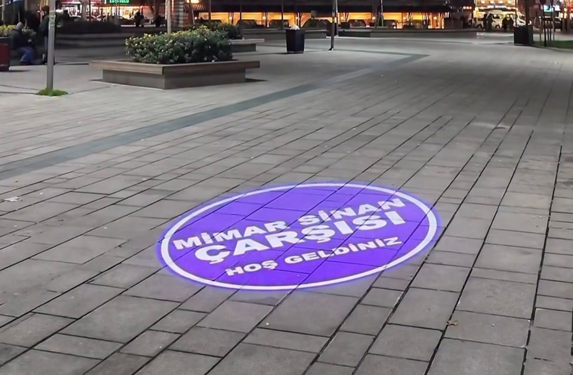 Mağaza Cephesinde Logo Projektör Kullanmanın 5 Önemli Faydası: Işığınızla Fark Yaratın