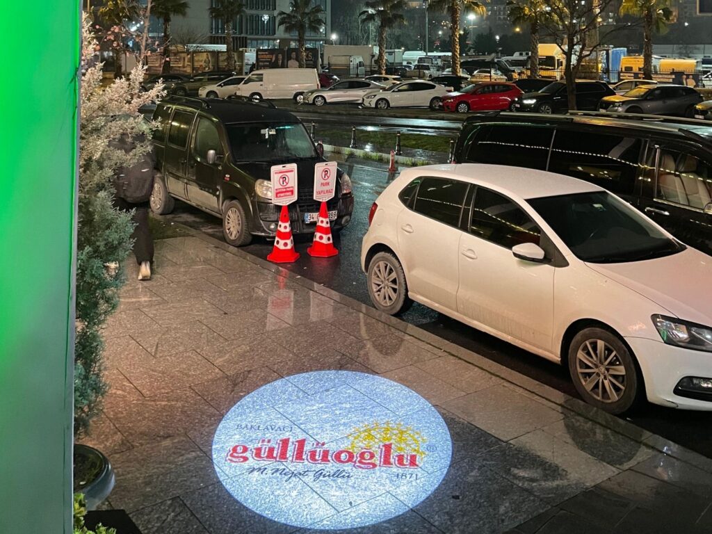 Restoran Girişlerinde Logo Projektör Kullanımı: Modern Reklamcılığın Işıltılı Yüzü