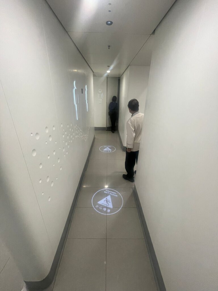 AVM Mağazalarında Logo Projektör Kullanımı Satışları Artırır mı? Perakendede Işıklı Çekim Gücü