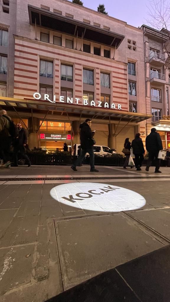 Logo Projektör ile Zemine ve Duvara Yansıtma Arasındaki Farklar: Hangi Yüzey Markanız İçin Daha Etkili?