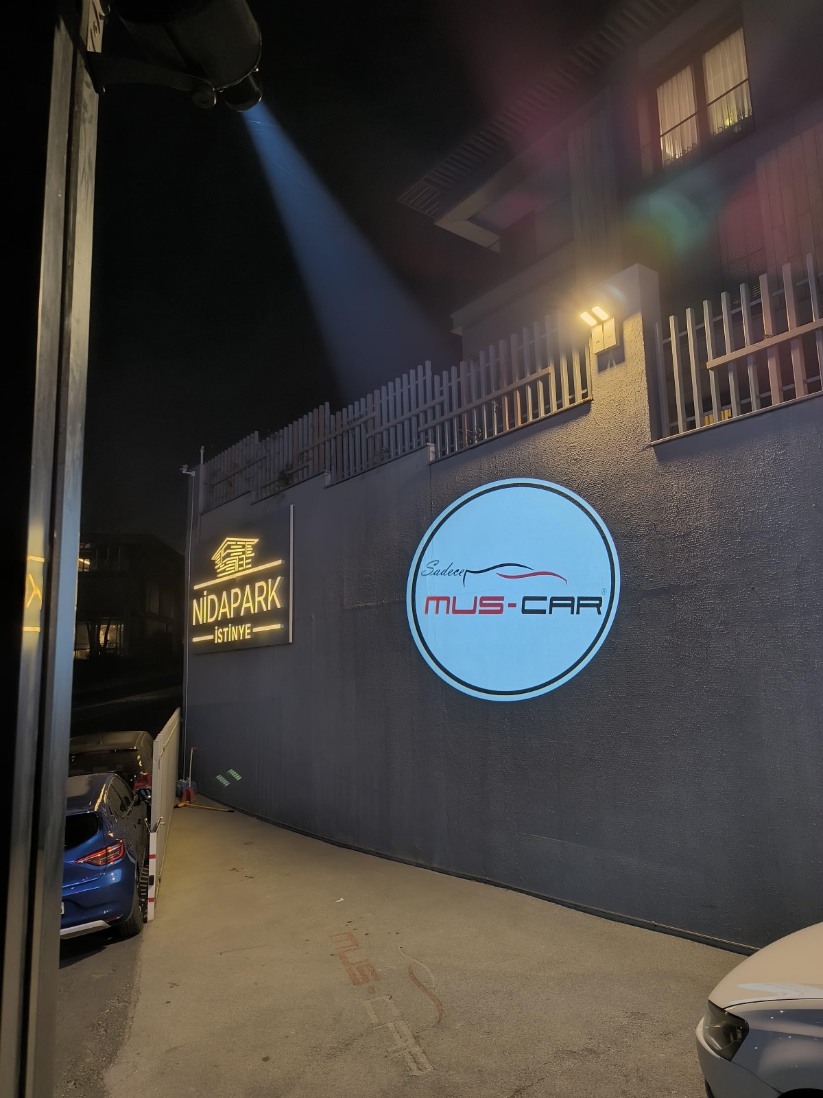 Oto Galerileri İçin Logo Projektör Kullanımı Neden Önemlidir ?